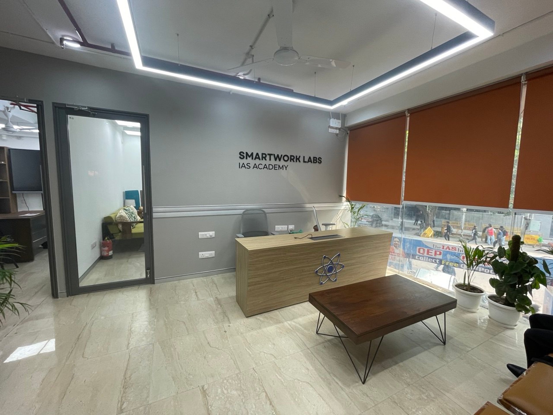 gray computer monitor