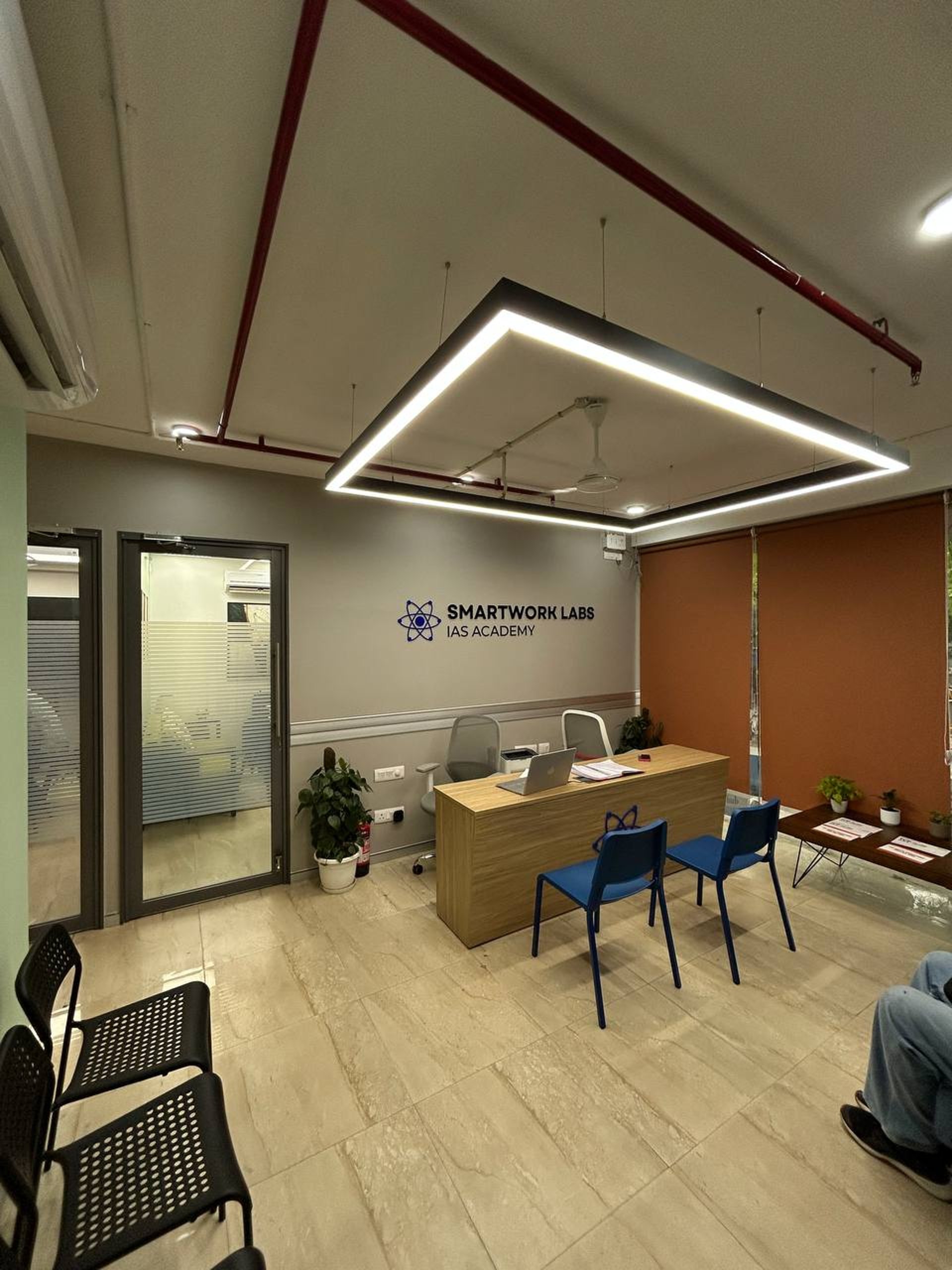 gray computer monitor