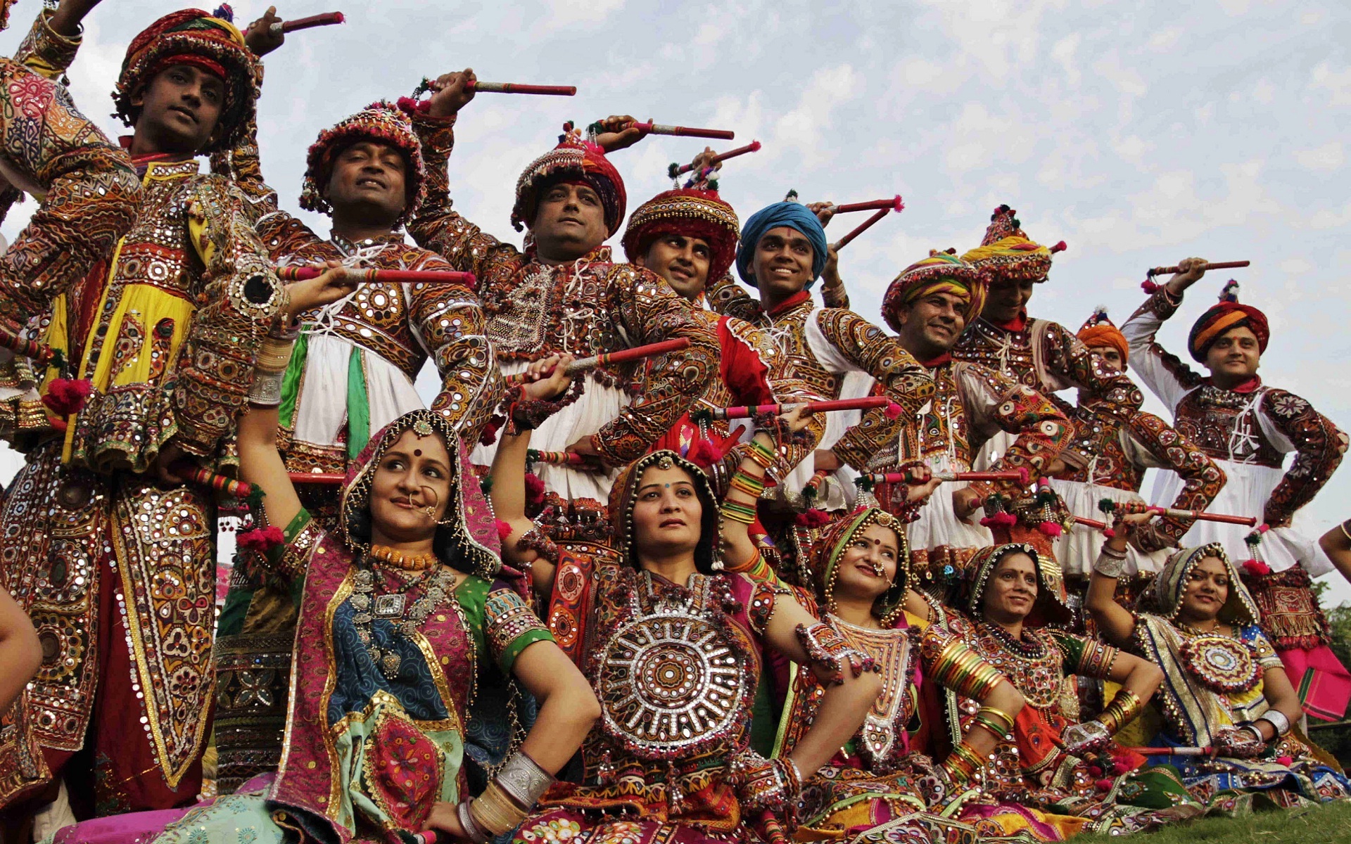 gray computer monitor