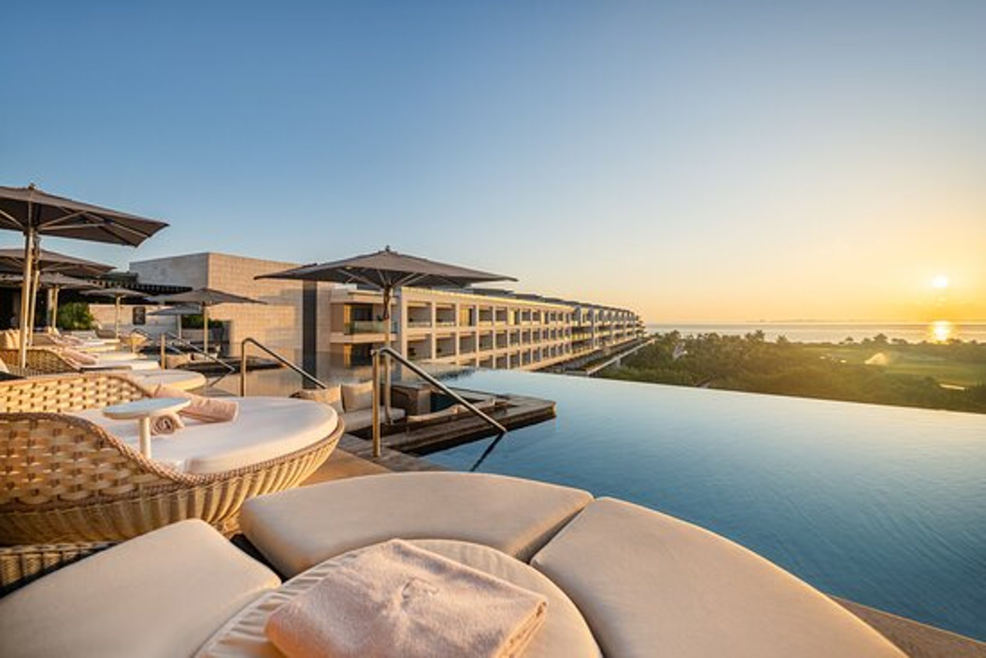 gray computer monitor