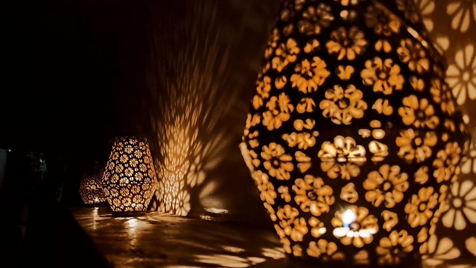 gray computer monitor