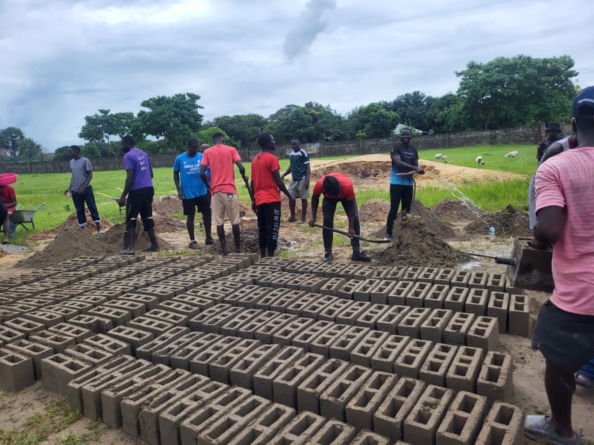 gray computer monitor