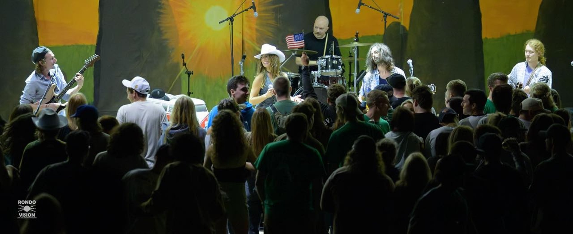 black and white bed linen