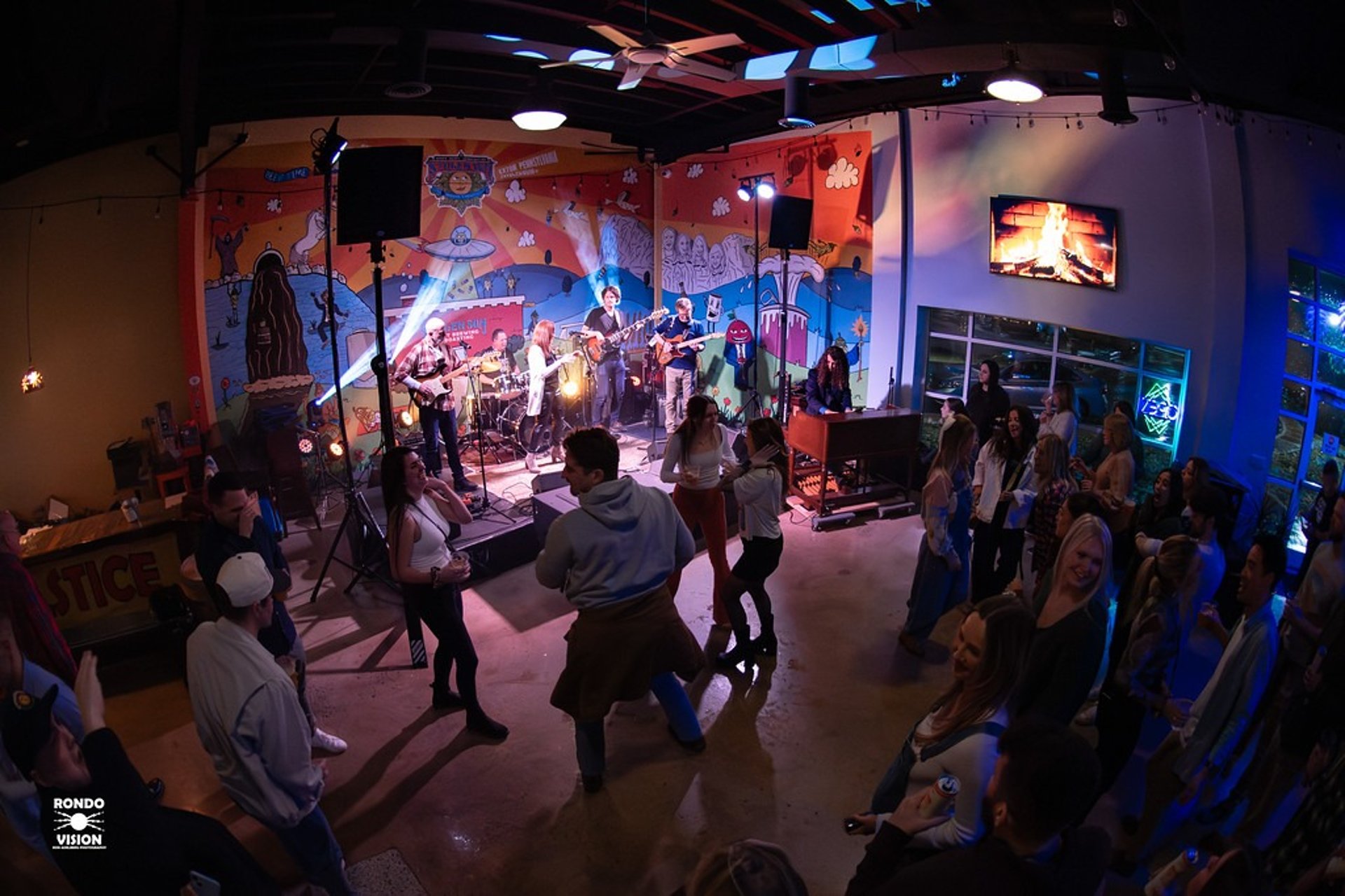 black and white bed linen