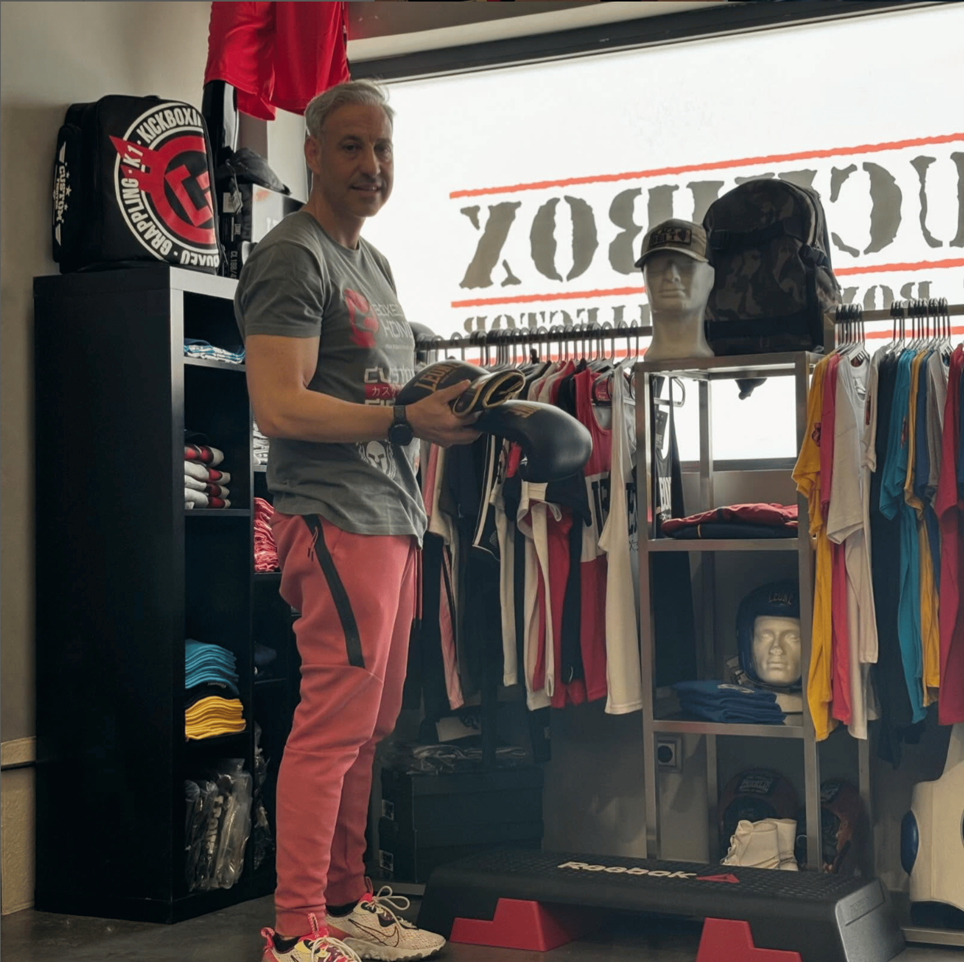 gray computer monitor