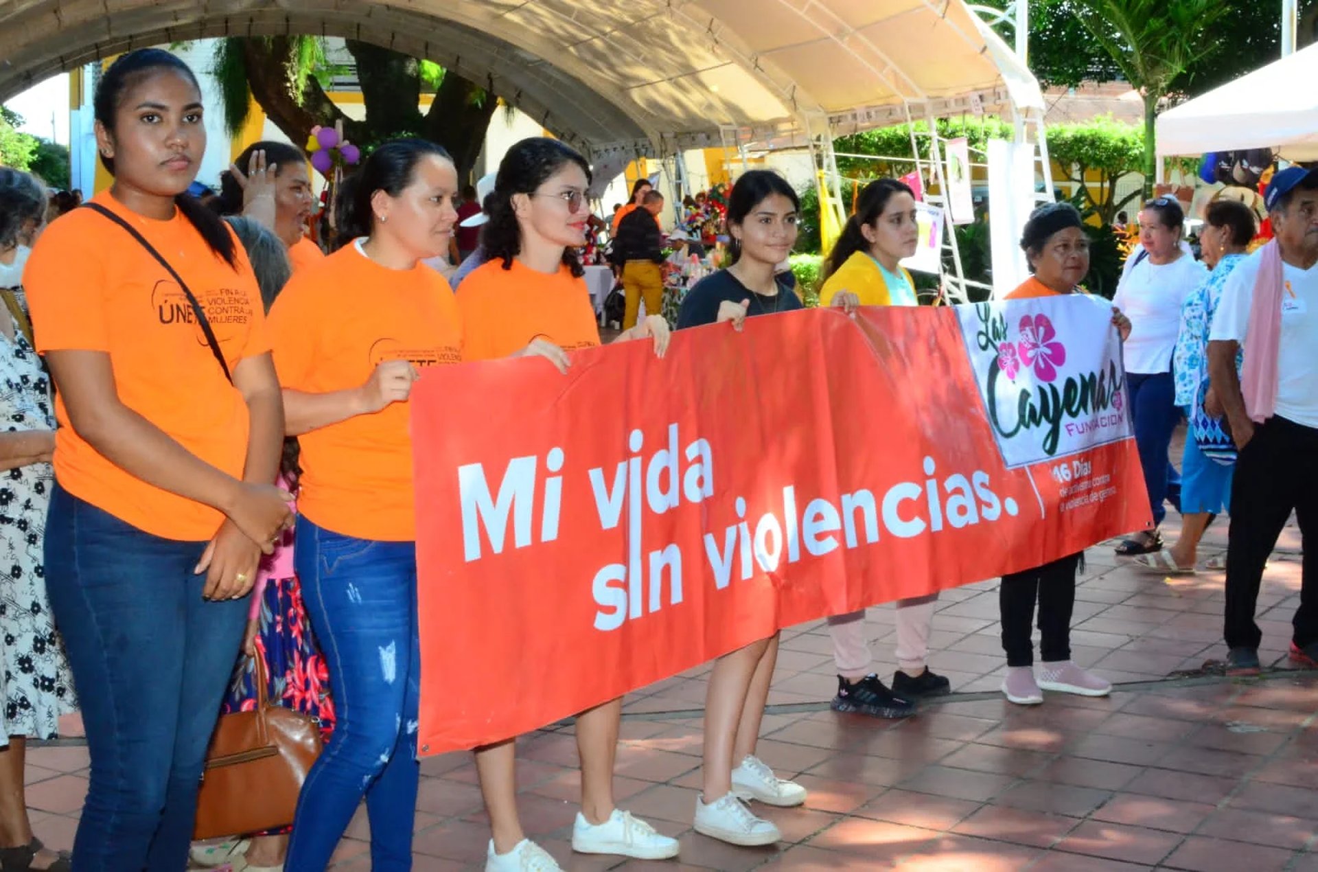 gray computer monitor