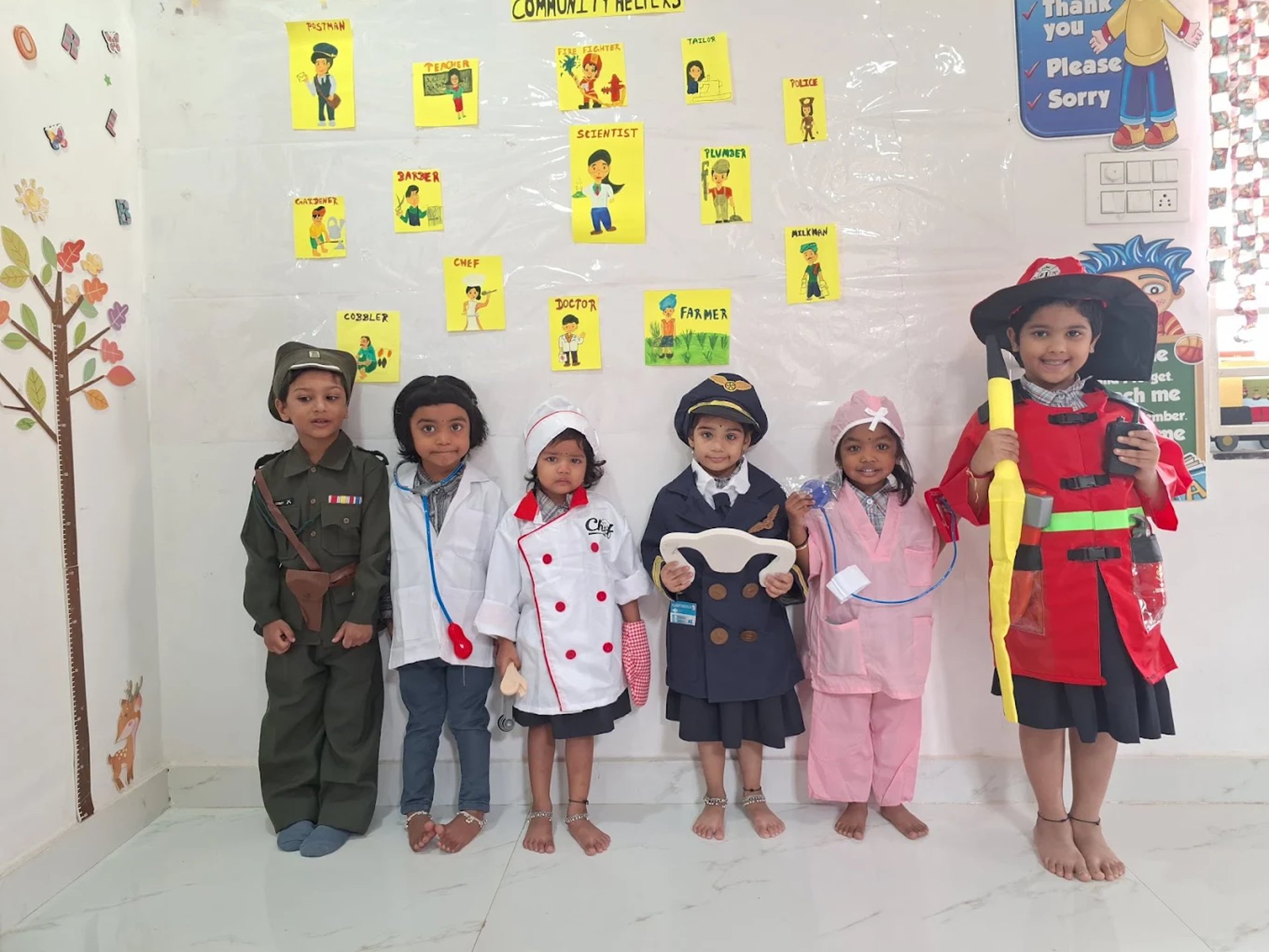 gray computer monitor