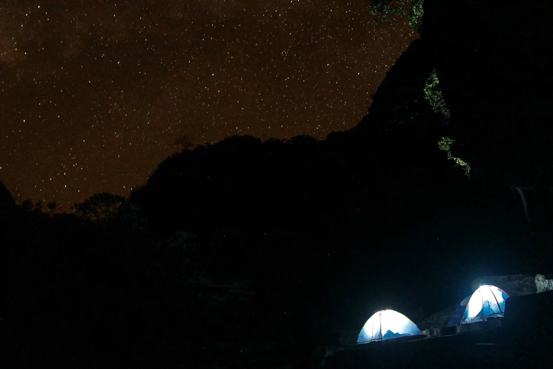 acampar no meio da trilha
