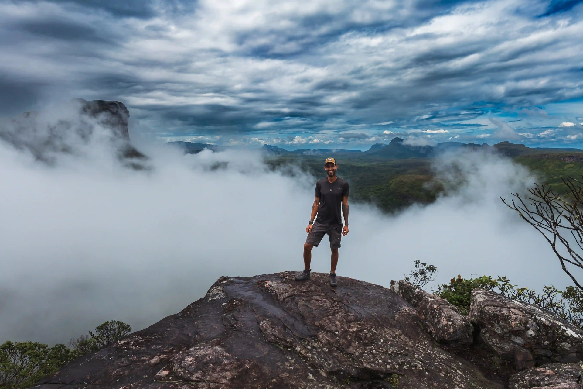 mirante com nuvens