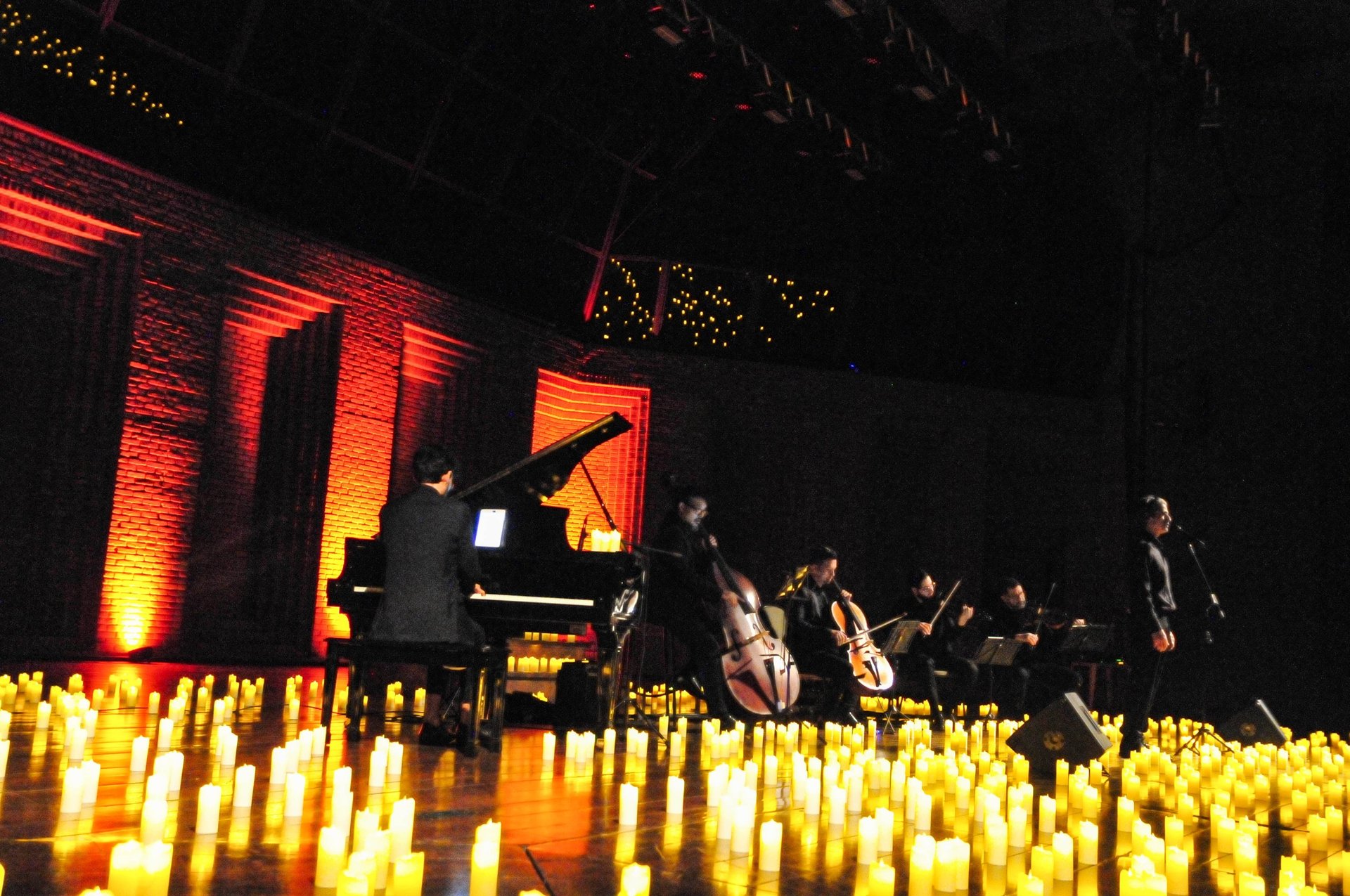 Concert à luz de velas com Fabiano Medeiros cantando Milton Nascimento.