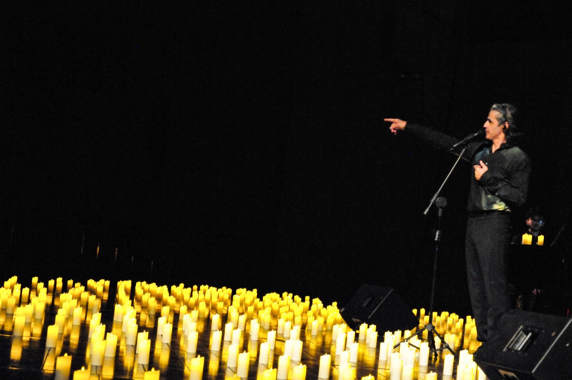 Concert à luz de velas com Fabiano Medeiros cantando Milton Nascimento.