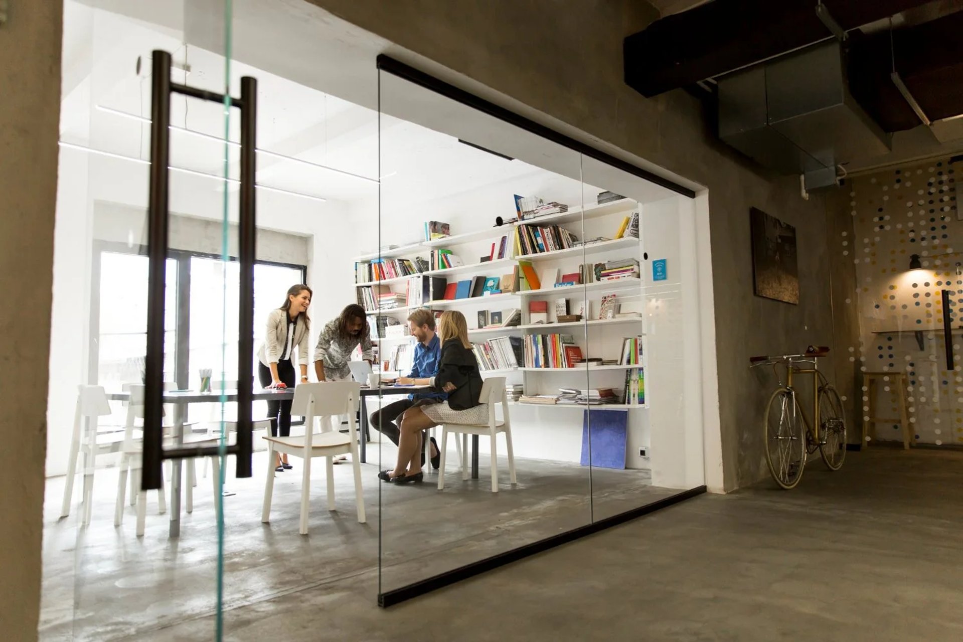 Small rooms that feel larger and more open thanks to full glass transparency.