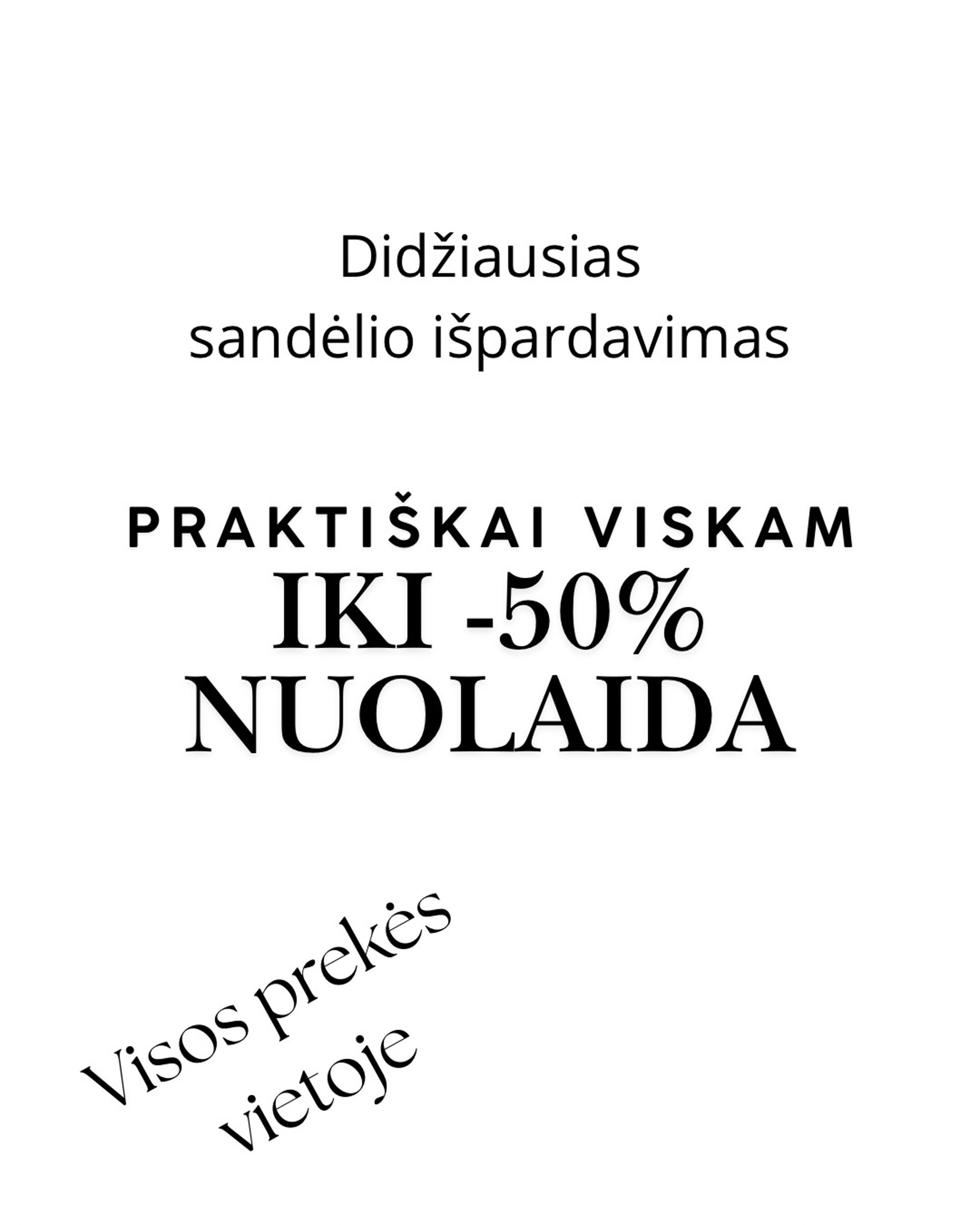 Šuoliuojantis žirgas su mėlynu ausinuku, pobalniu ir derančiais bintais.