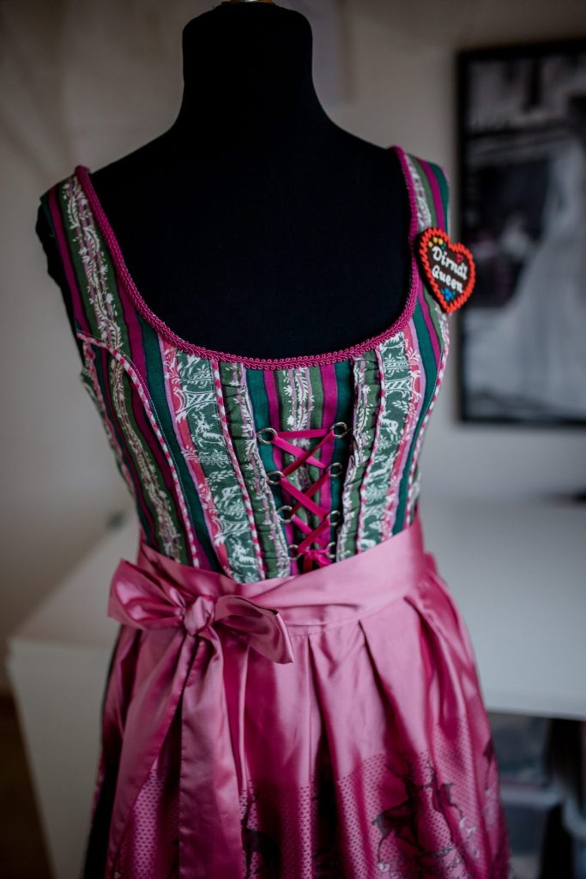 gray computer monitor