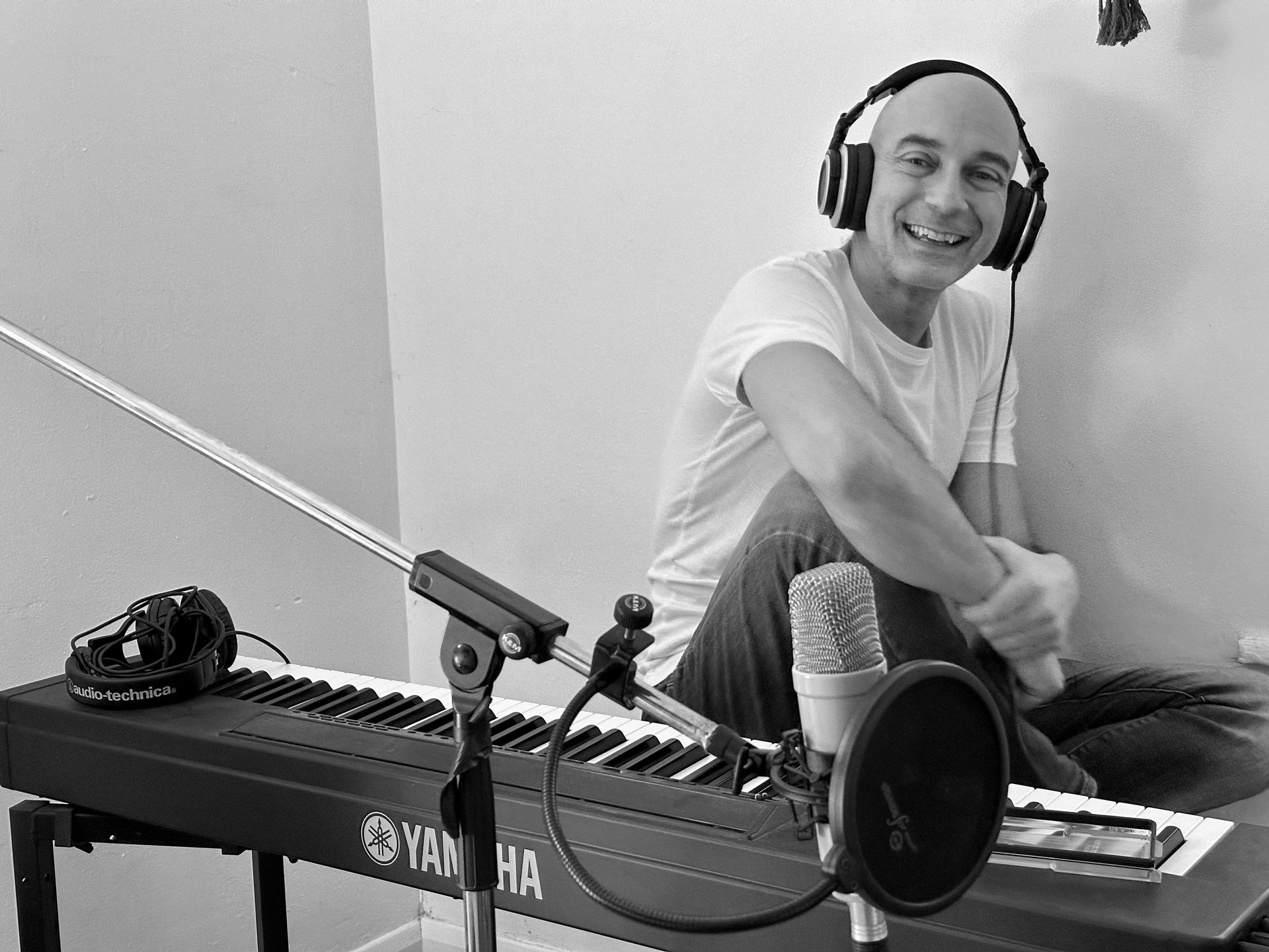 gray computer monitor