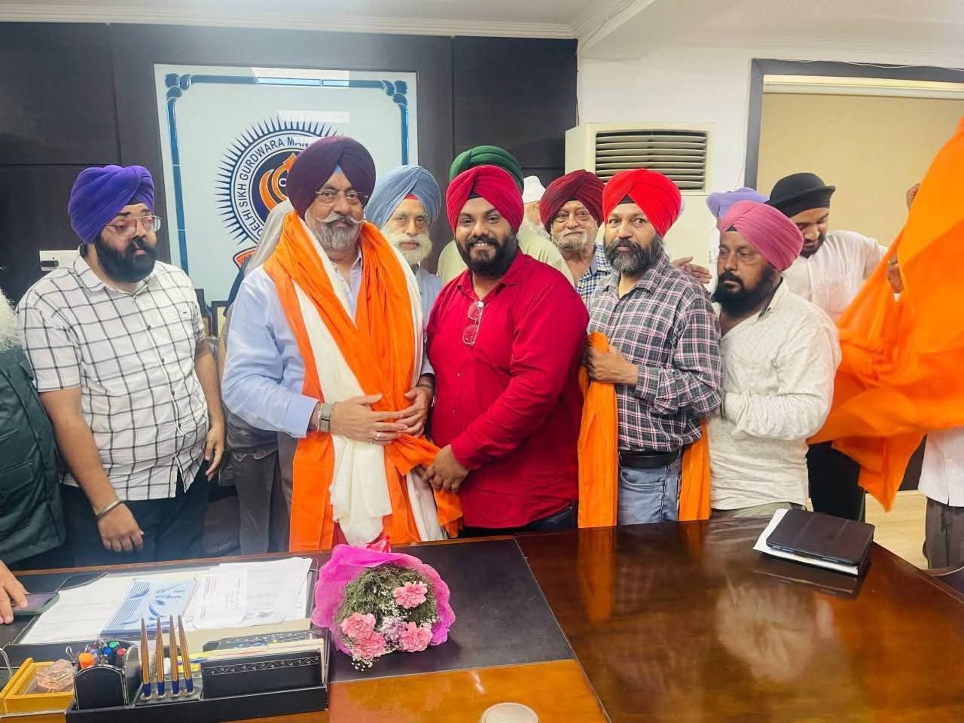 gray computer monitor