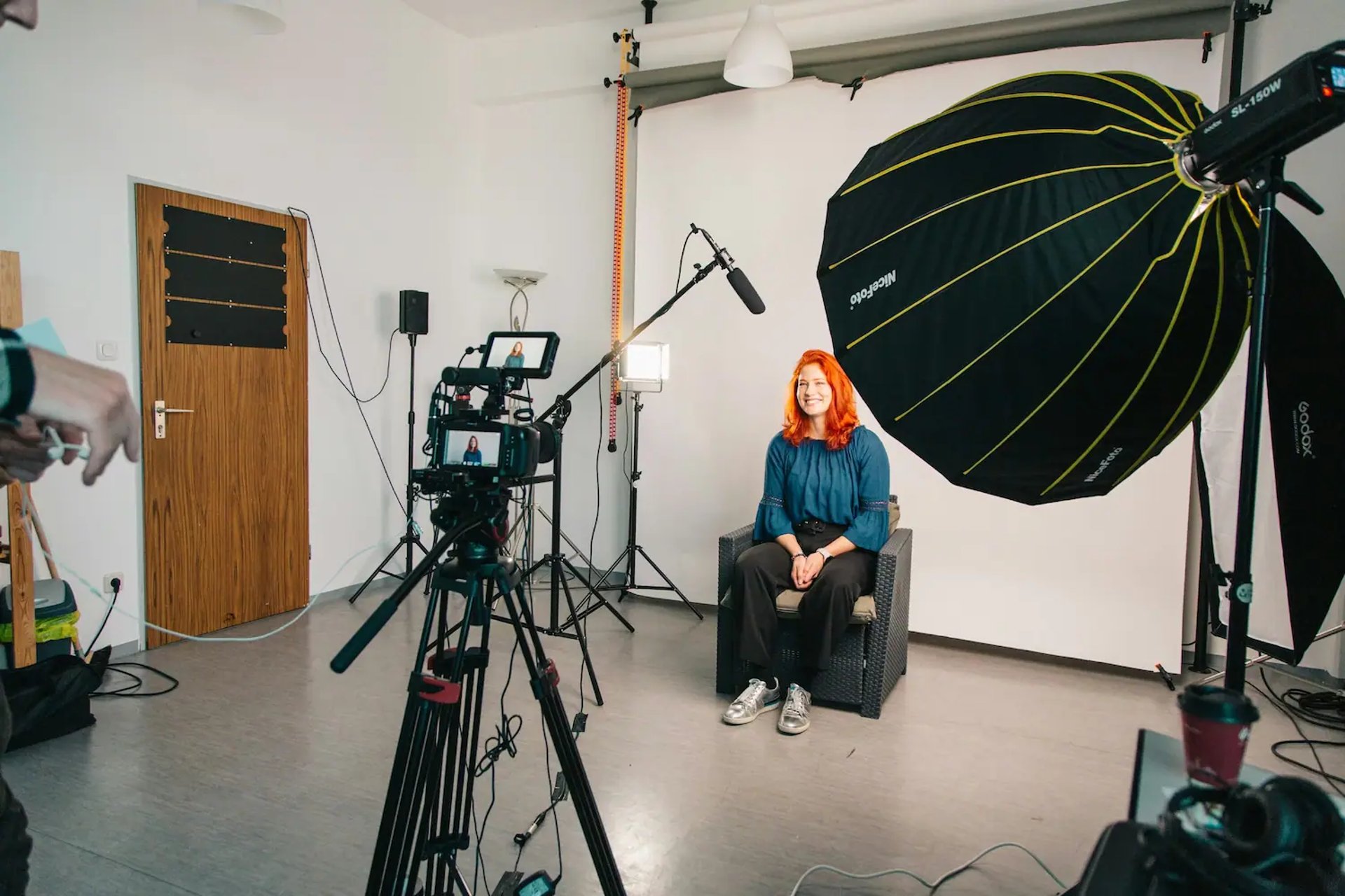 Interview d'une femme rousse avec une soft light.