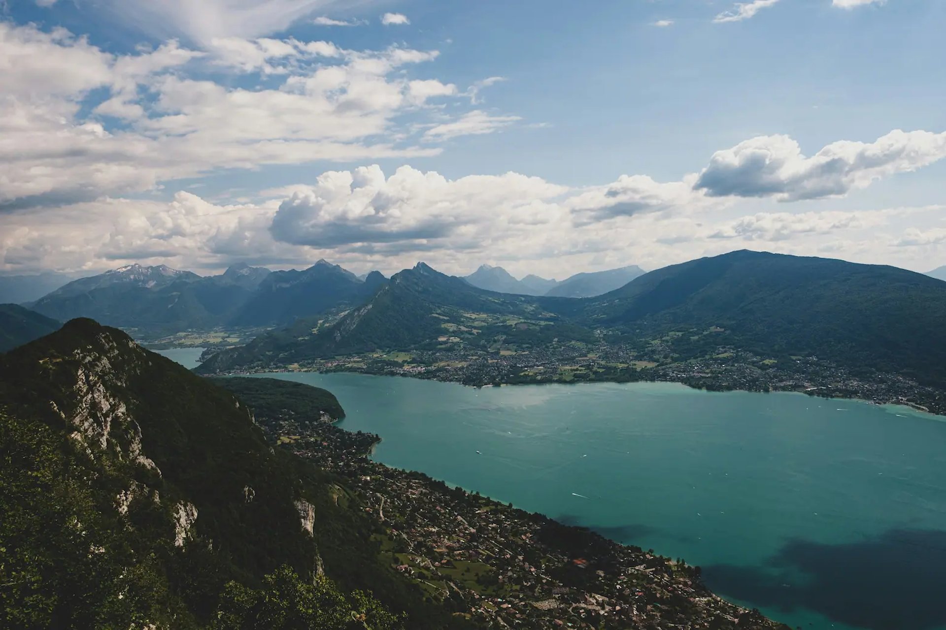 Le lac d'Annecy avec les montagnes des Alpes.