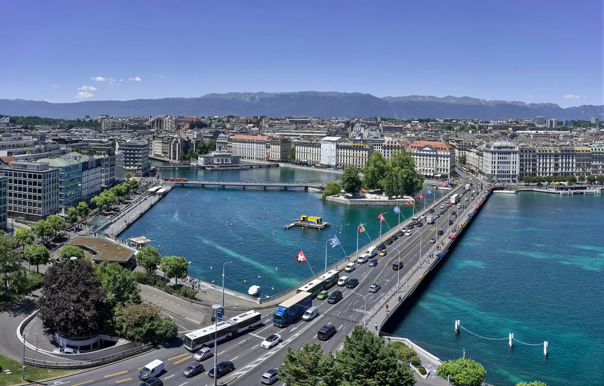 Ville de Genève avec le pont, le lac Léman, le trafic sur le pont.
