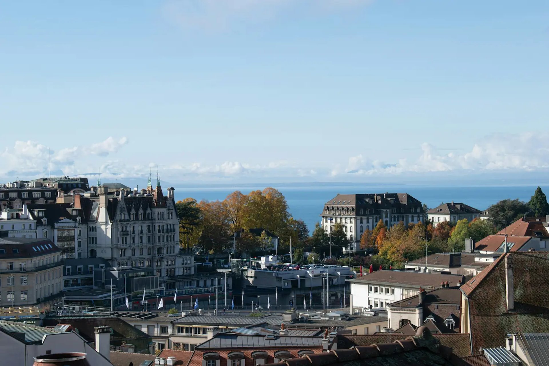 Ville de Lausanne avec le lac Léman dans le fond.
