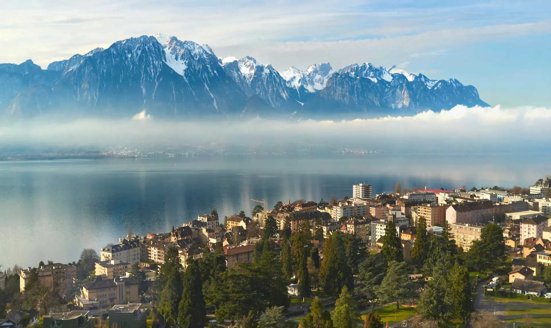 ville de Montreux avec le lac Léman et les Alpes dans le fond.