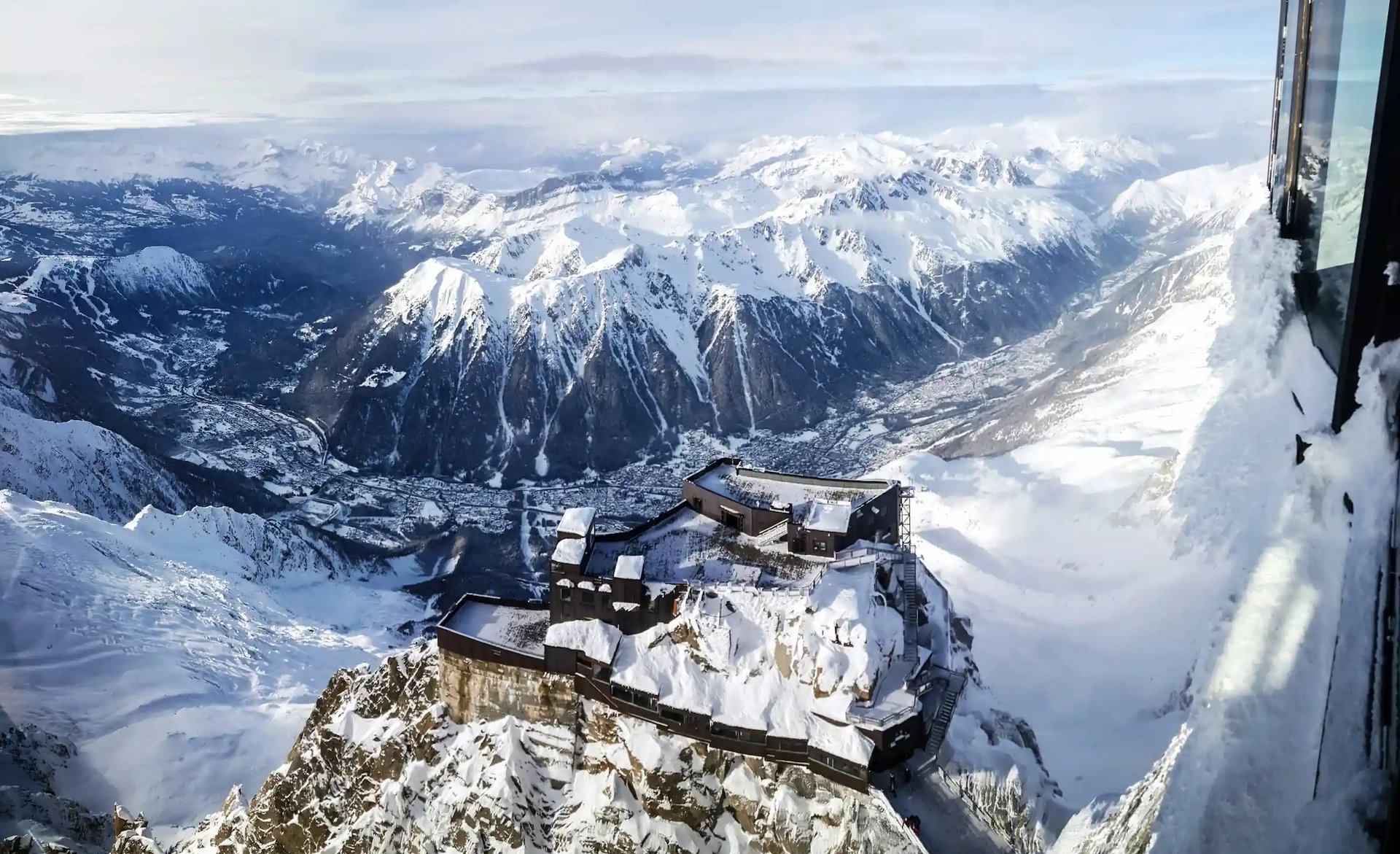 Vue du pic du midi avec Chamonix dans le fond.
