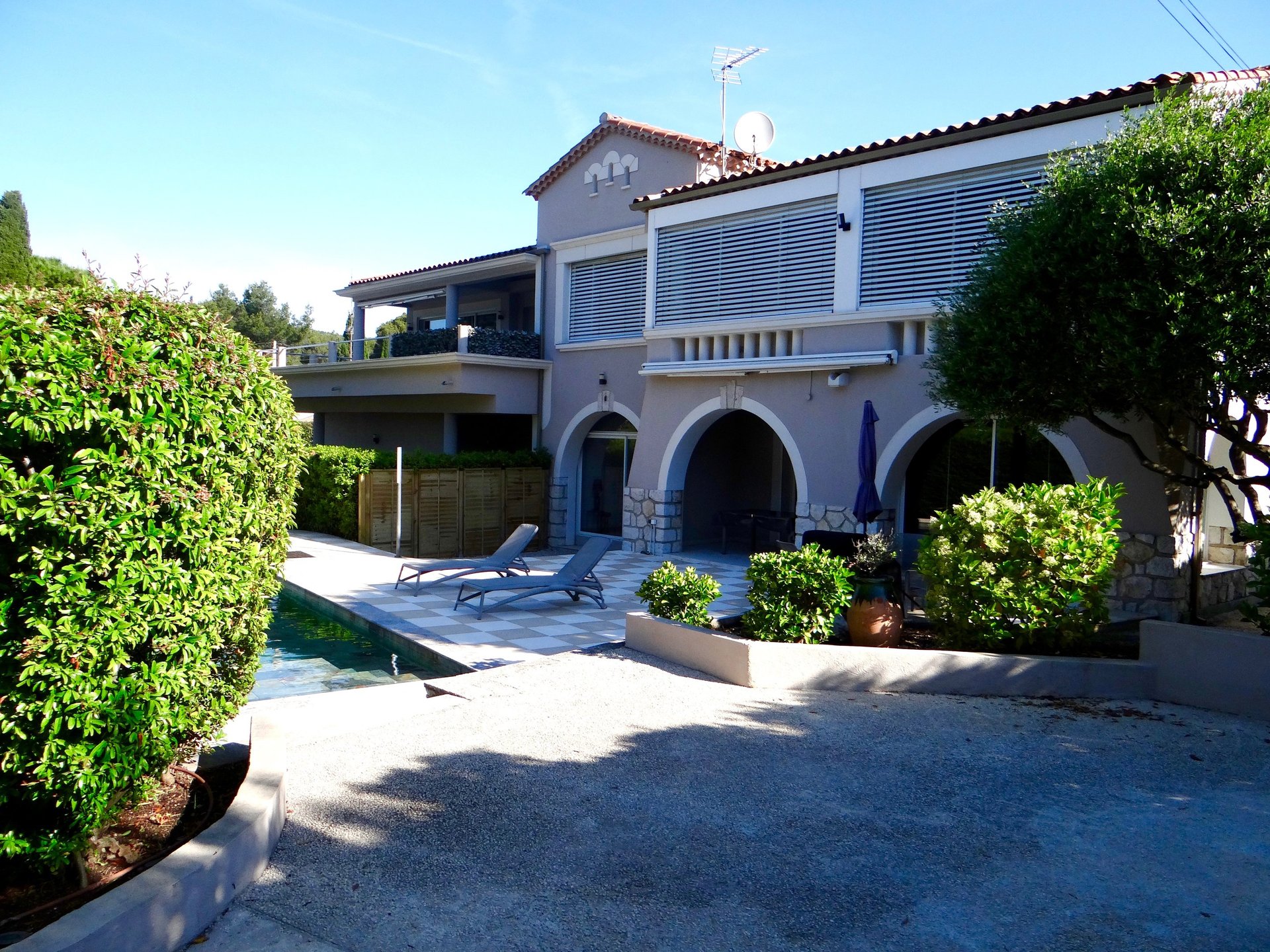 black and white bed linen