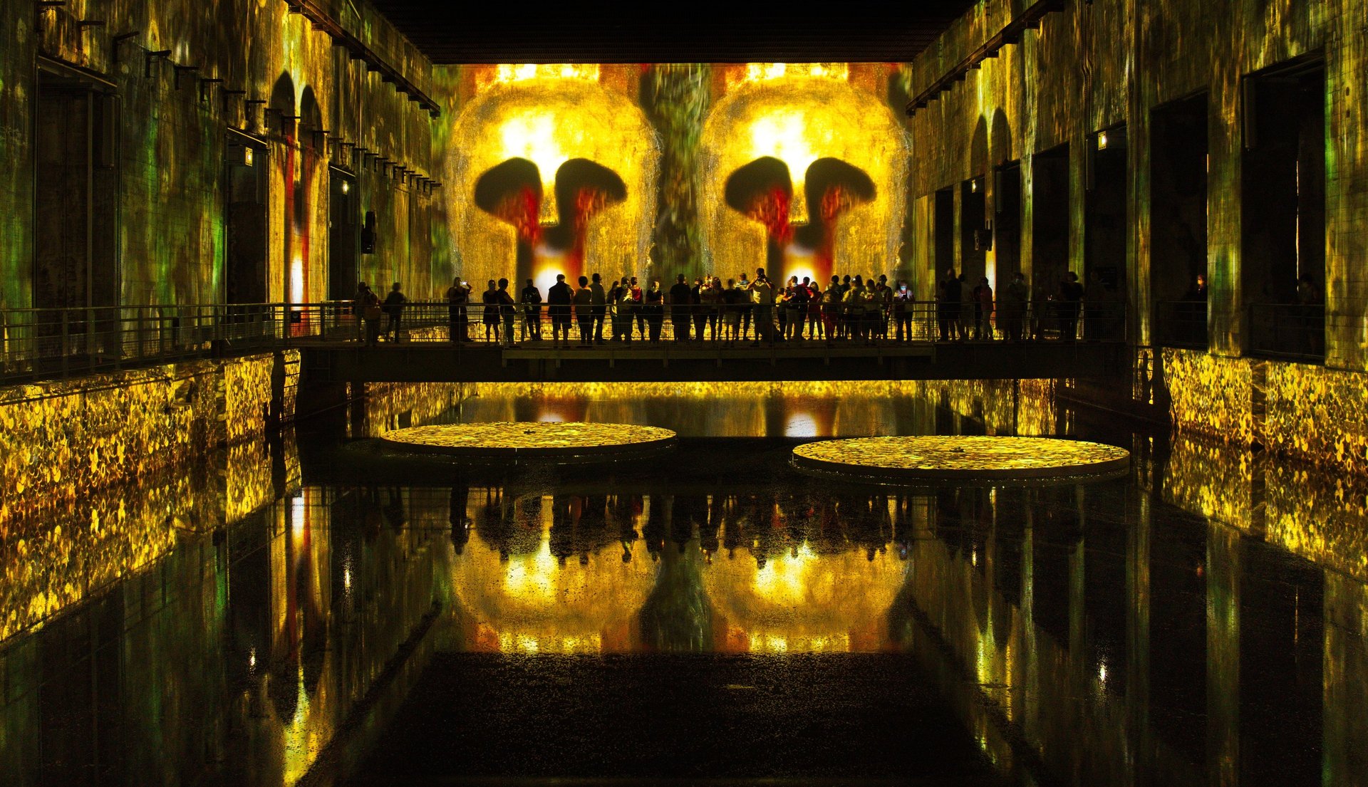 black and white bed linen