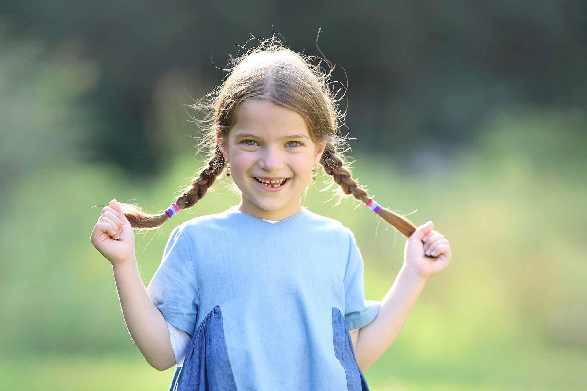 Girl smiling - Front view