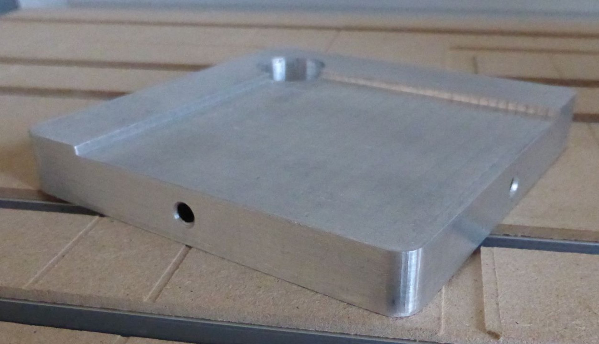 gray computer monitor