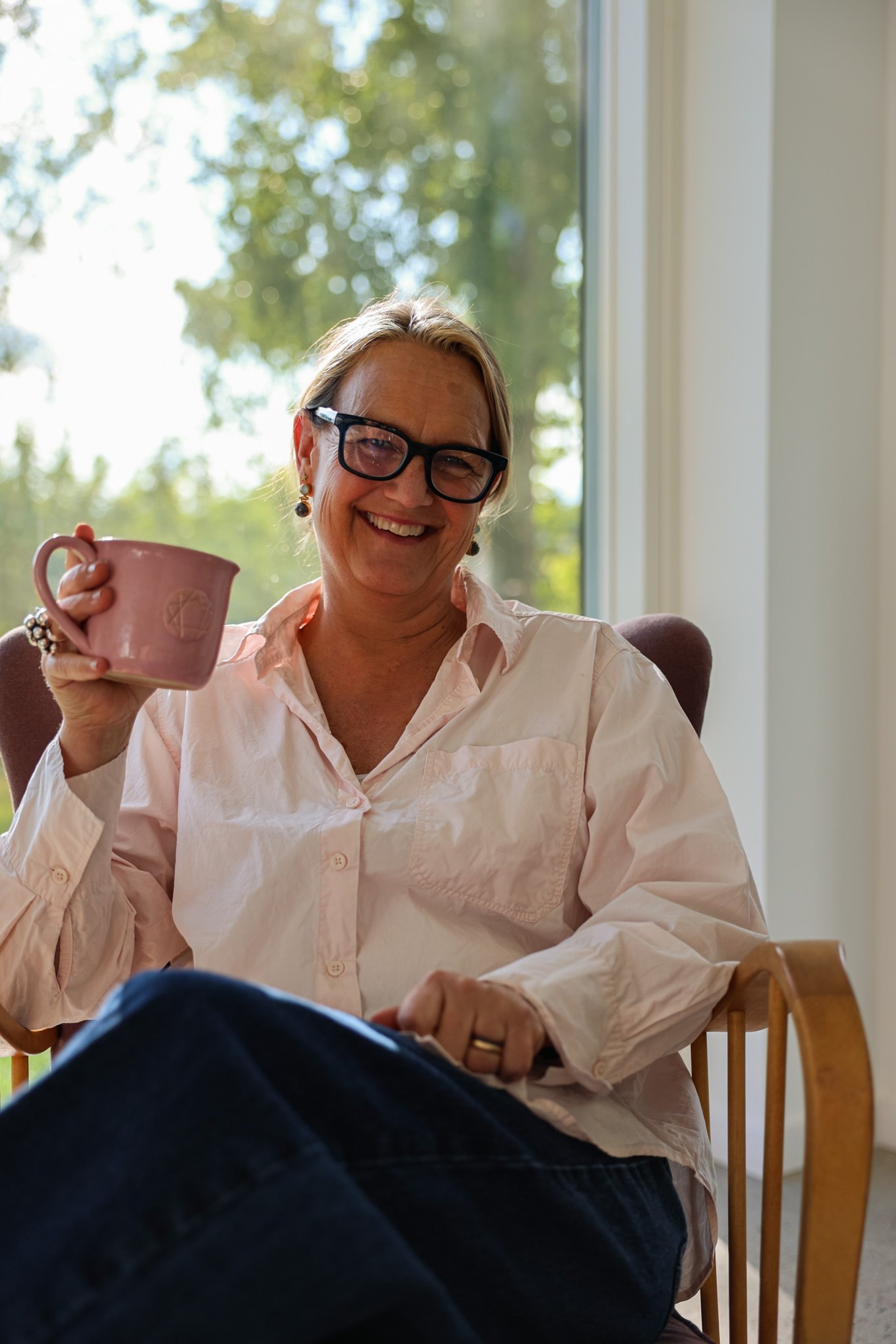 woman wearing gray long-sleeved shirt facing the sea