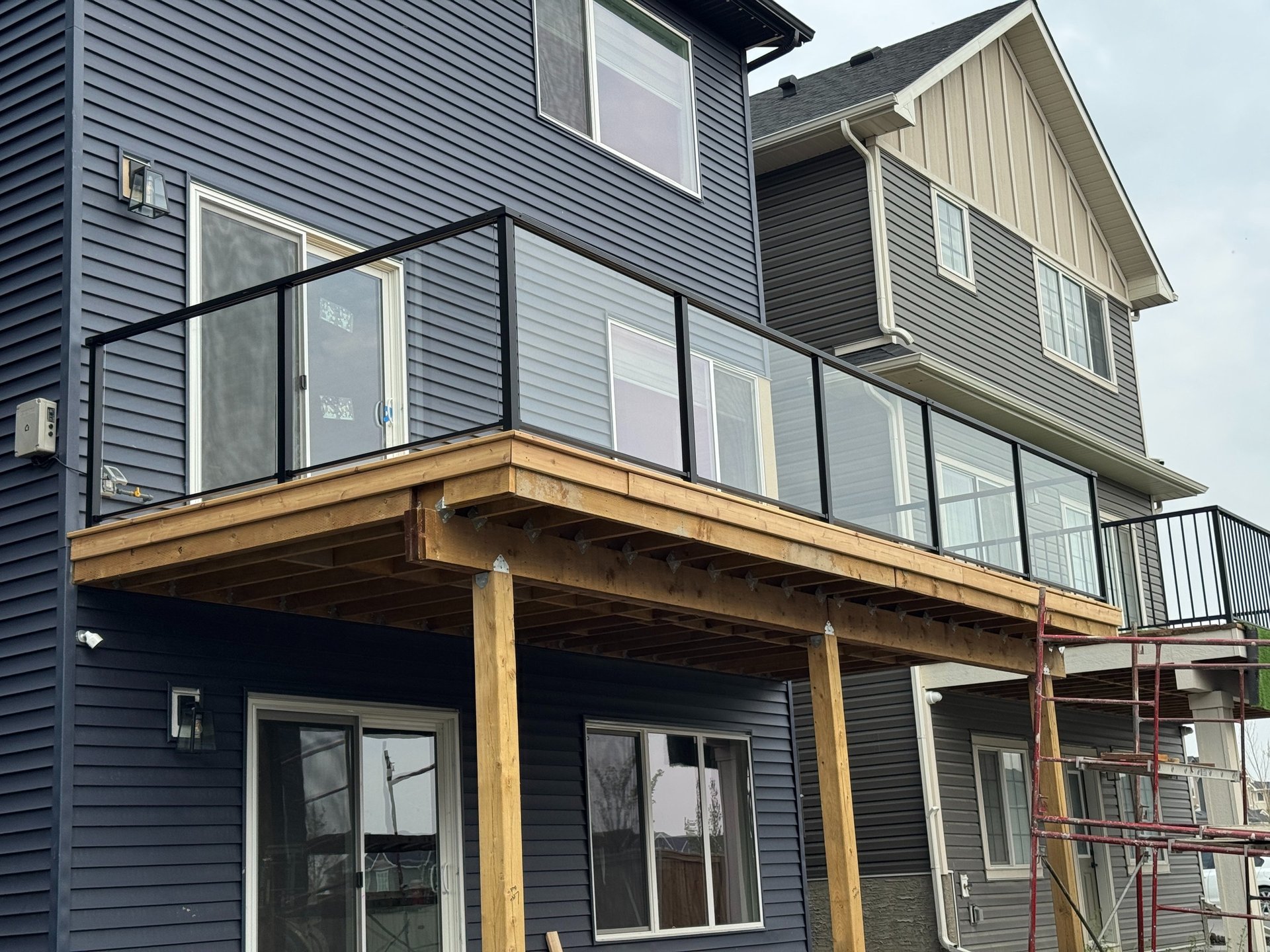 A large hot tub sitting next to a brick building