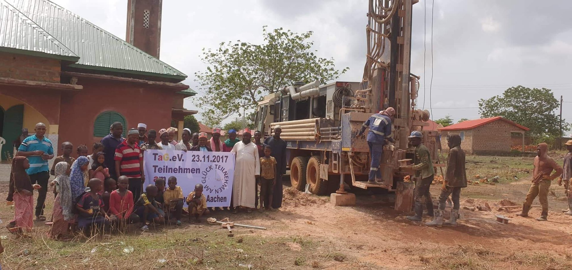 gray computer monitor
