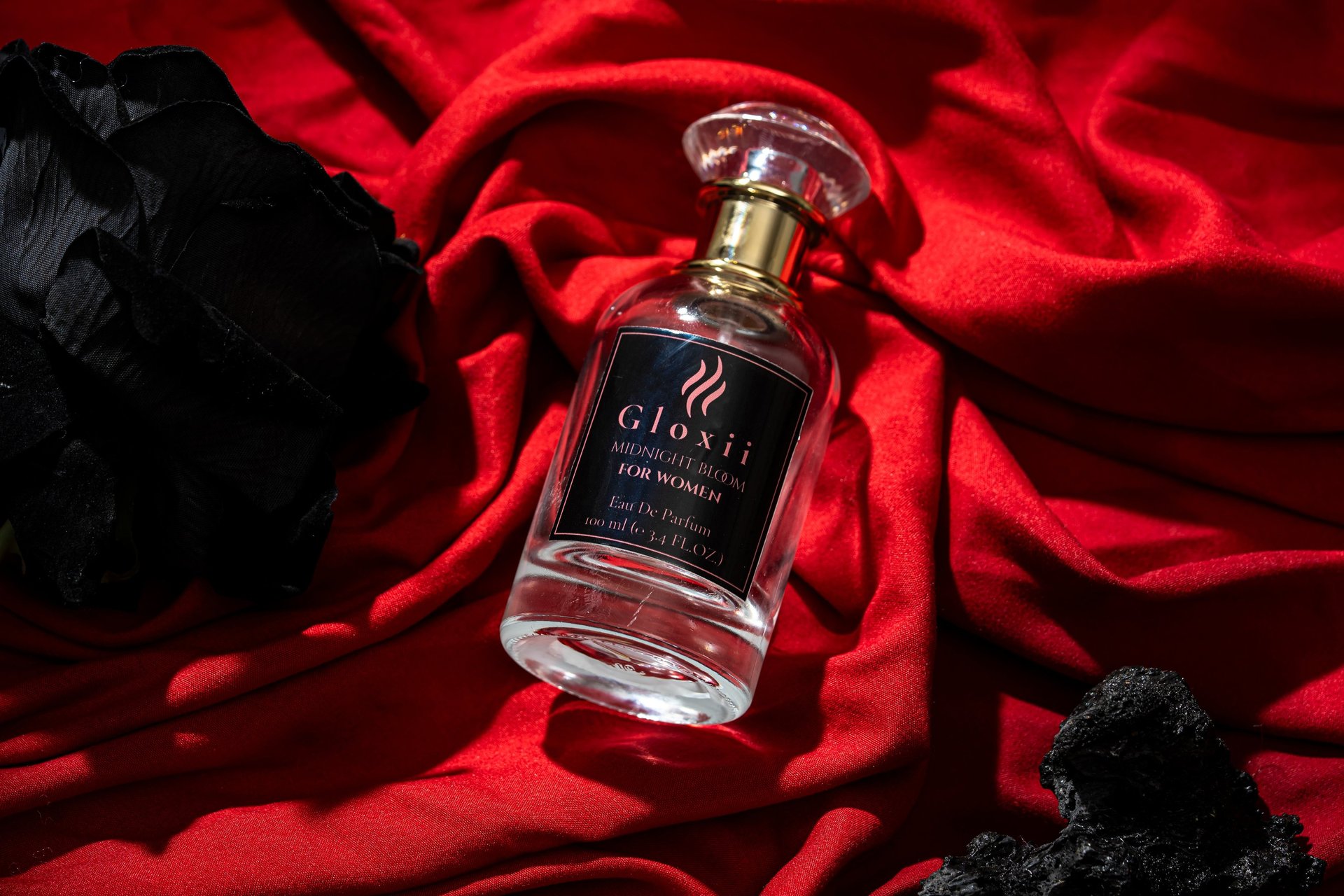 Gloxii MIDNIGHT BLOOM women’s fragrance bottle close-up – sensual scent