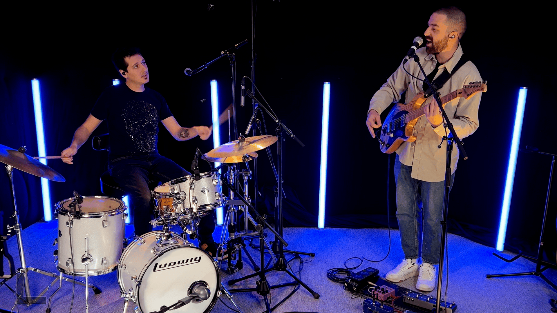 black and white bed linen