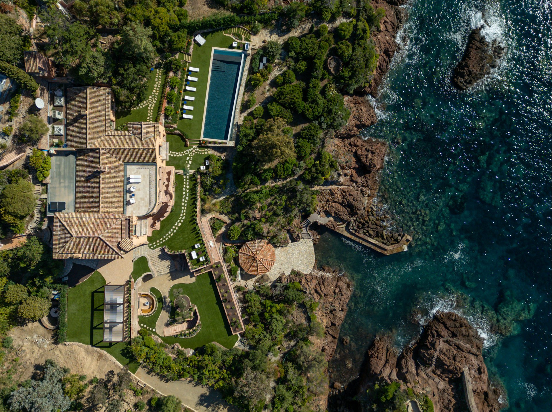 gray computer monitor