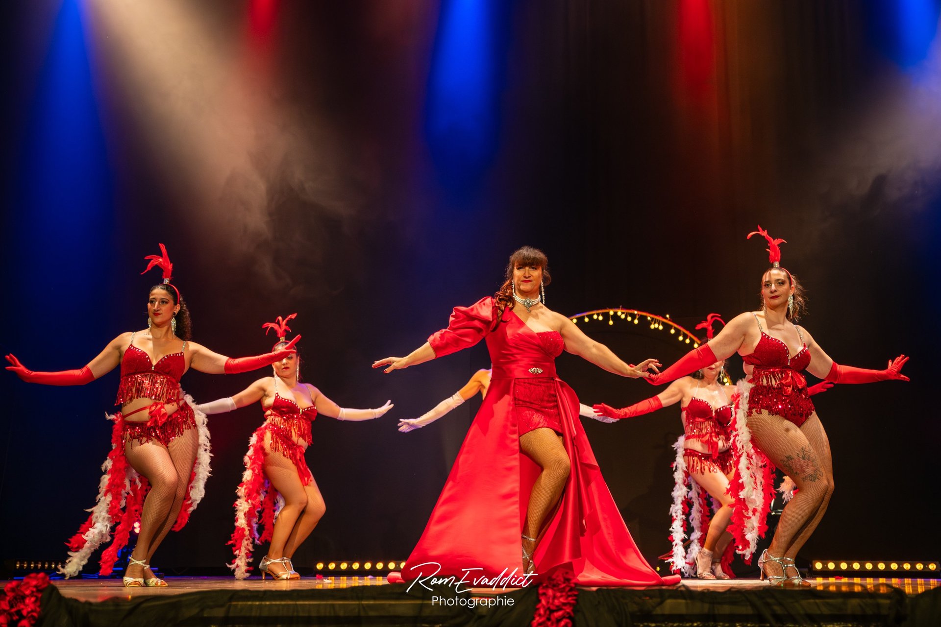 Cabaret cols de plumes paillettes talons strass danseuse showgirl public éventails glamour burlesque