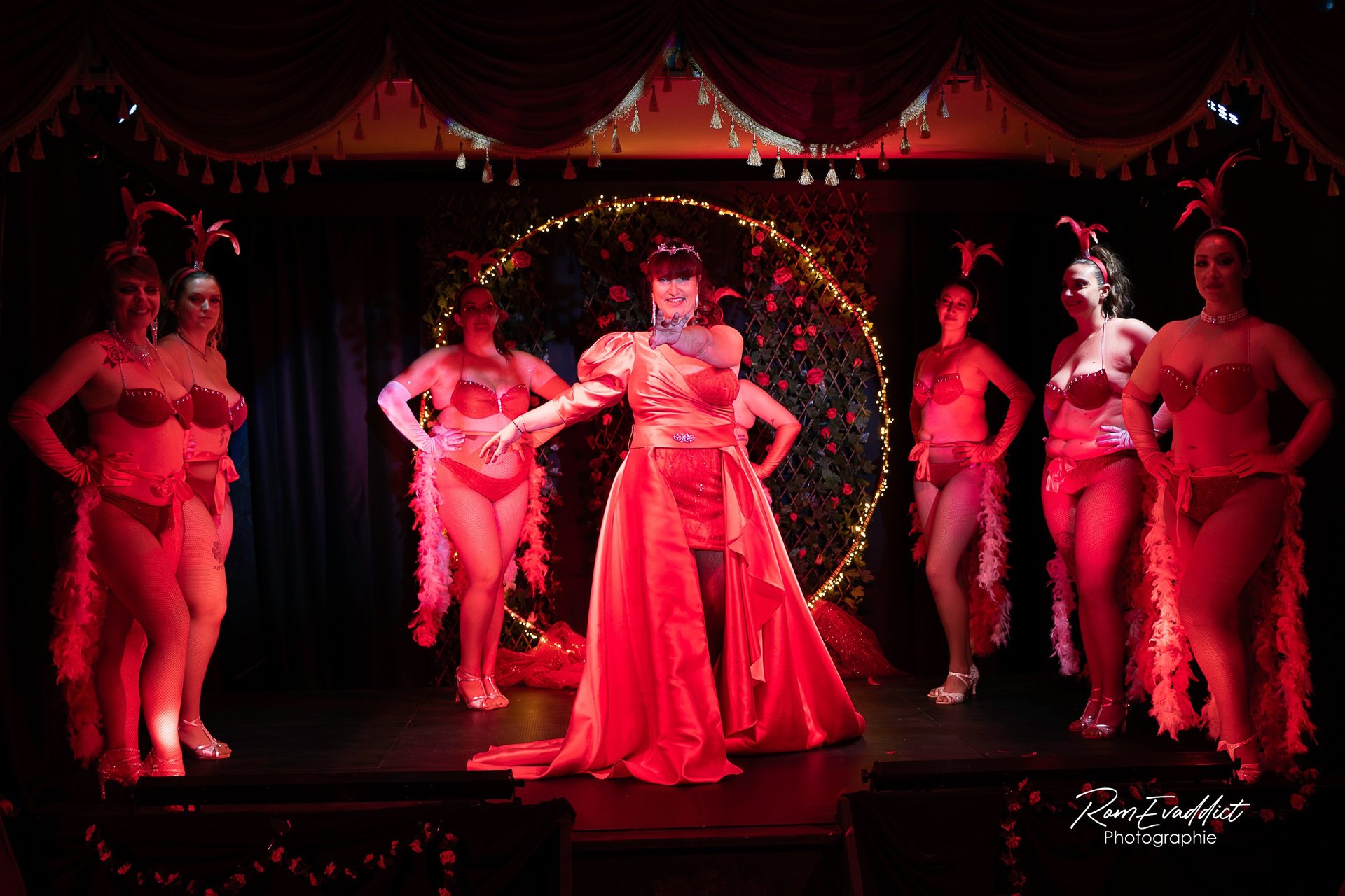 Cabaret, cols plumes, paillettes, talons strass, danseuse, showgirl, public, éventails, burlesque