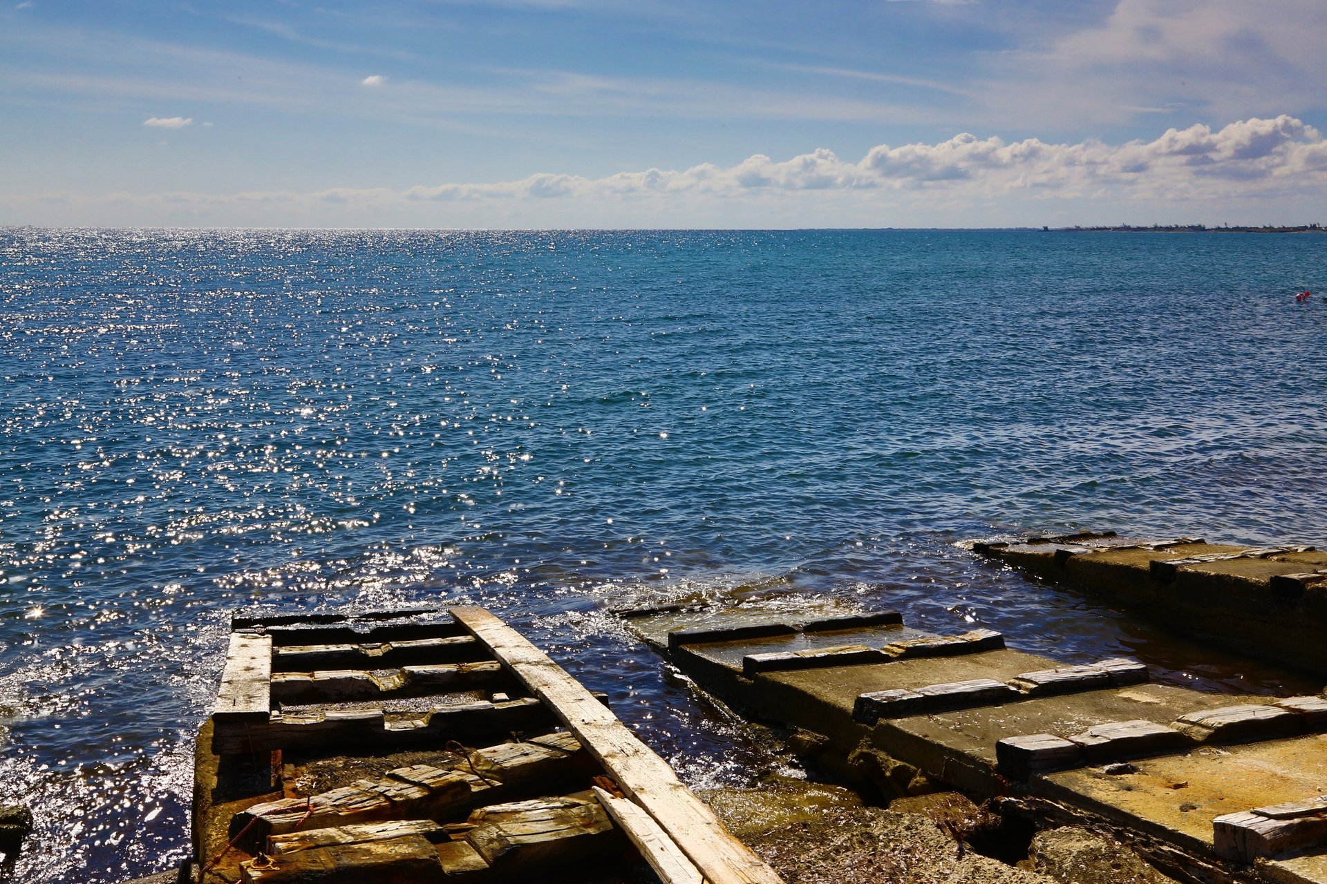 gray computer monitor