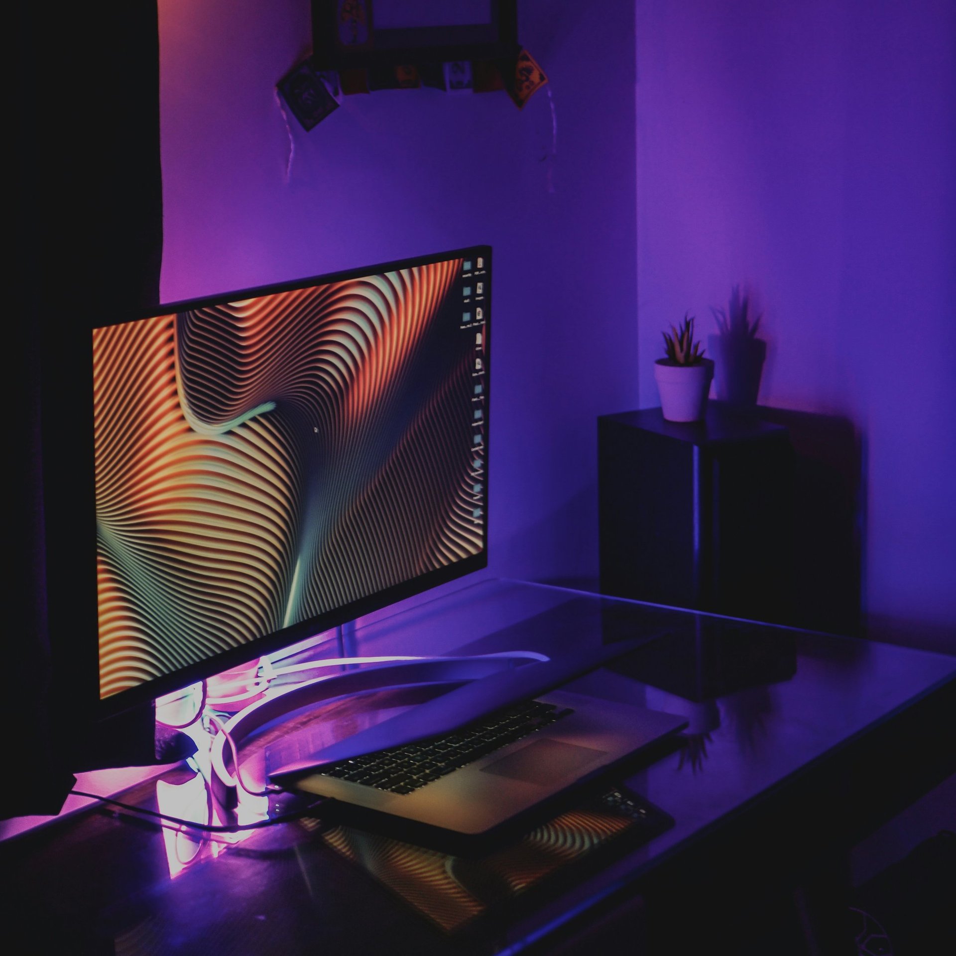 gray computer monitor