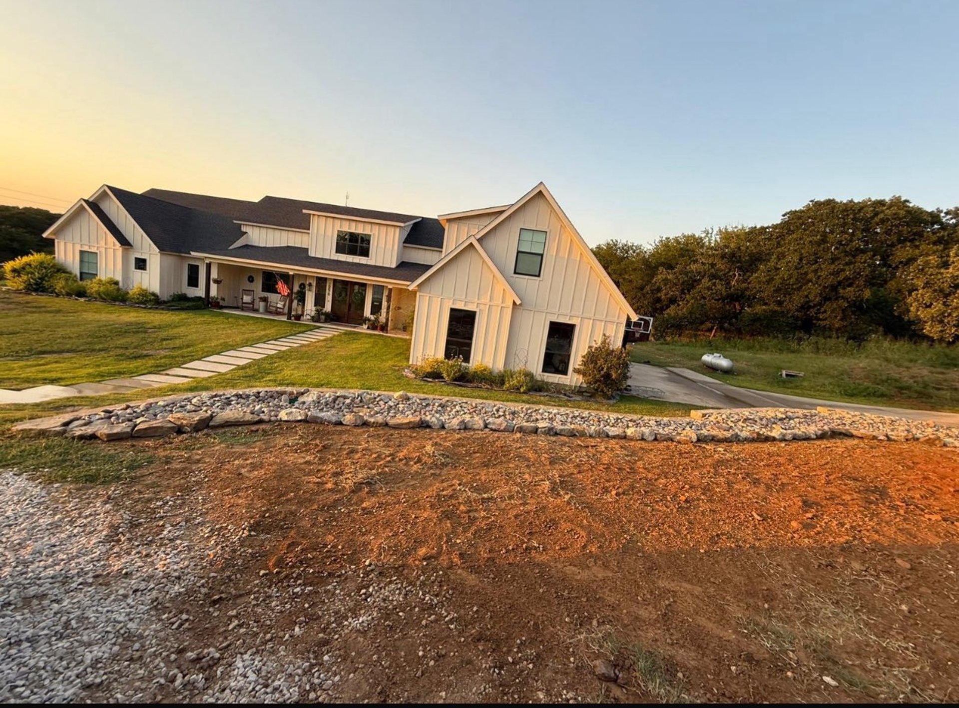 gray computer monitor