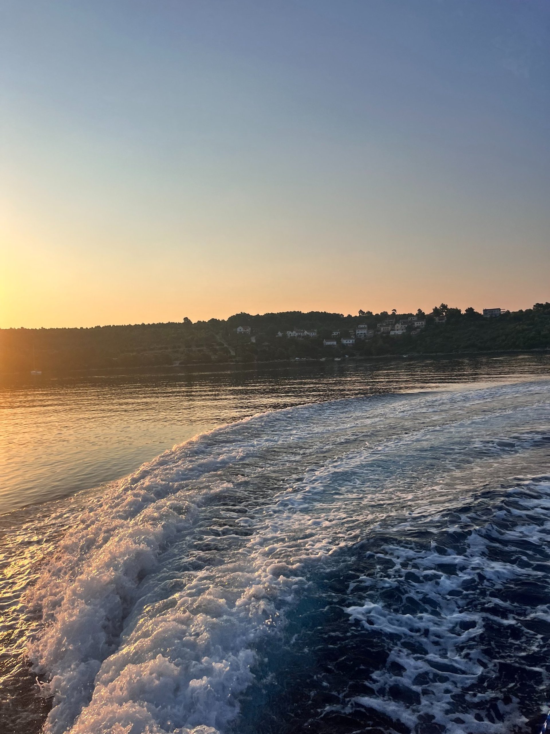 gray computer monitor