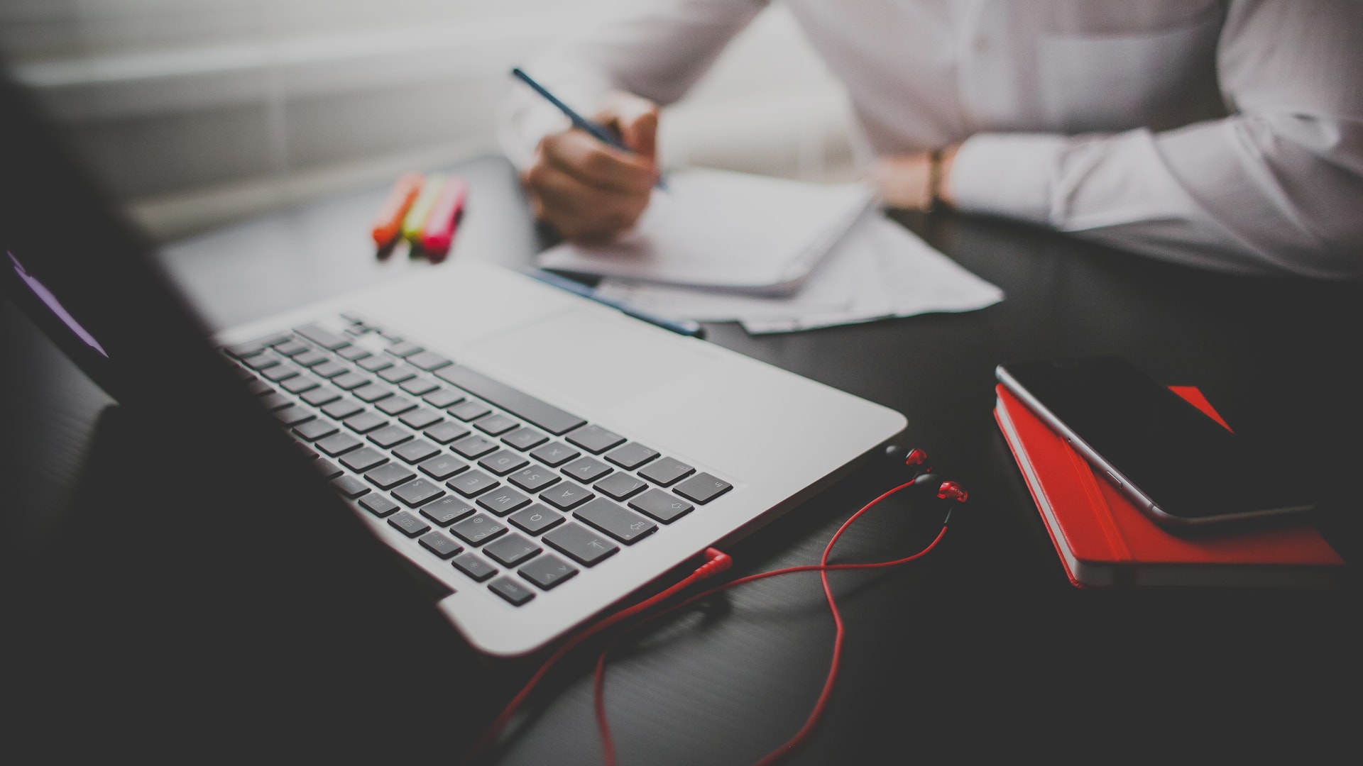 black and white bed linen