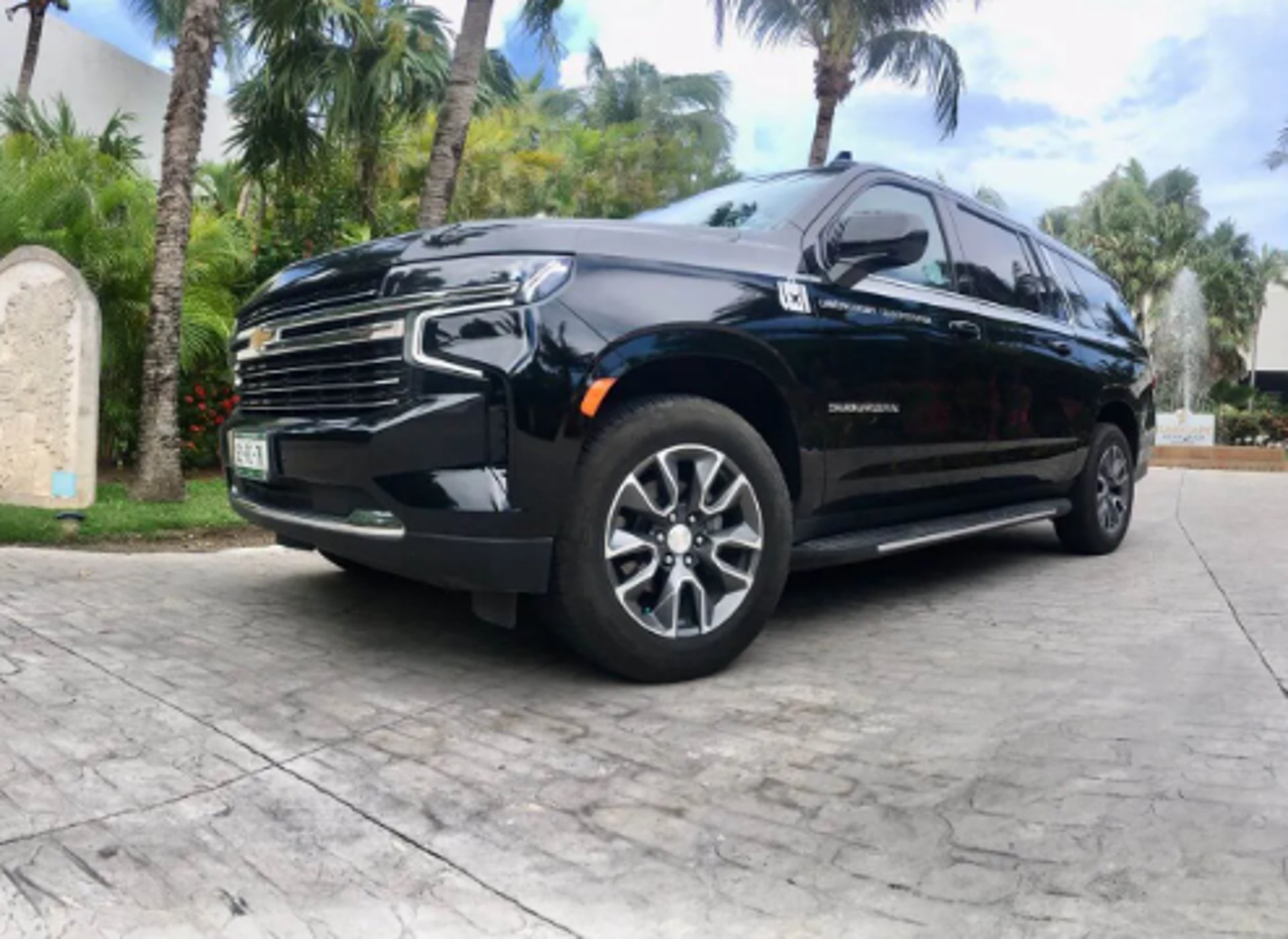 black mercedes benz car hood