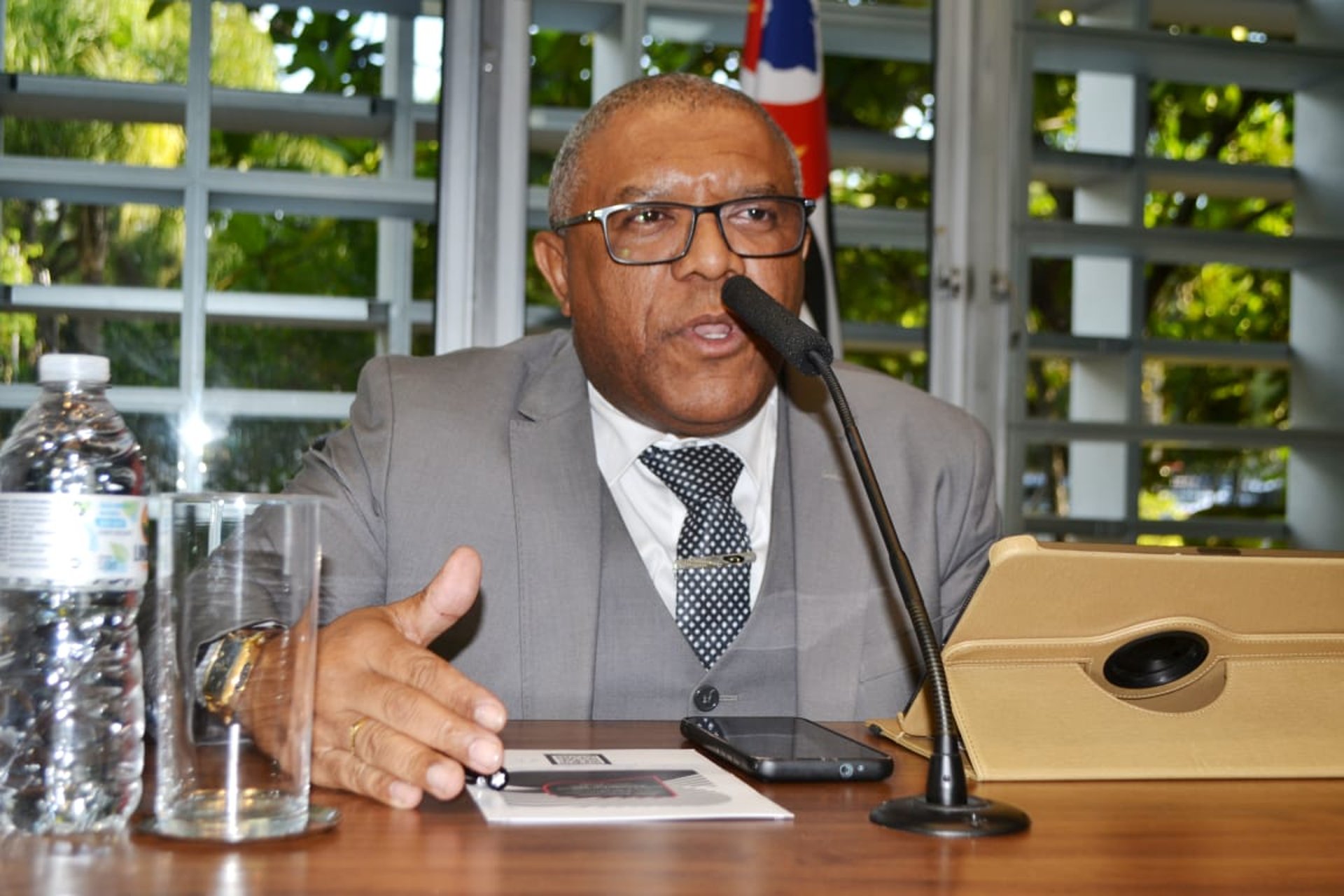 black and white bed linen