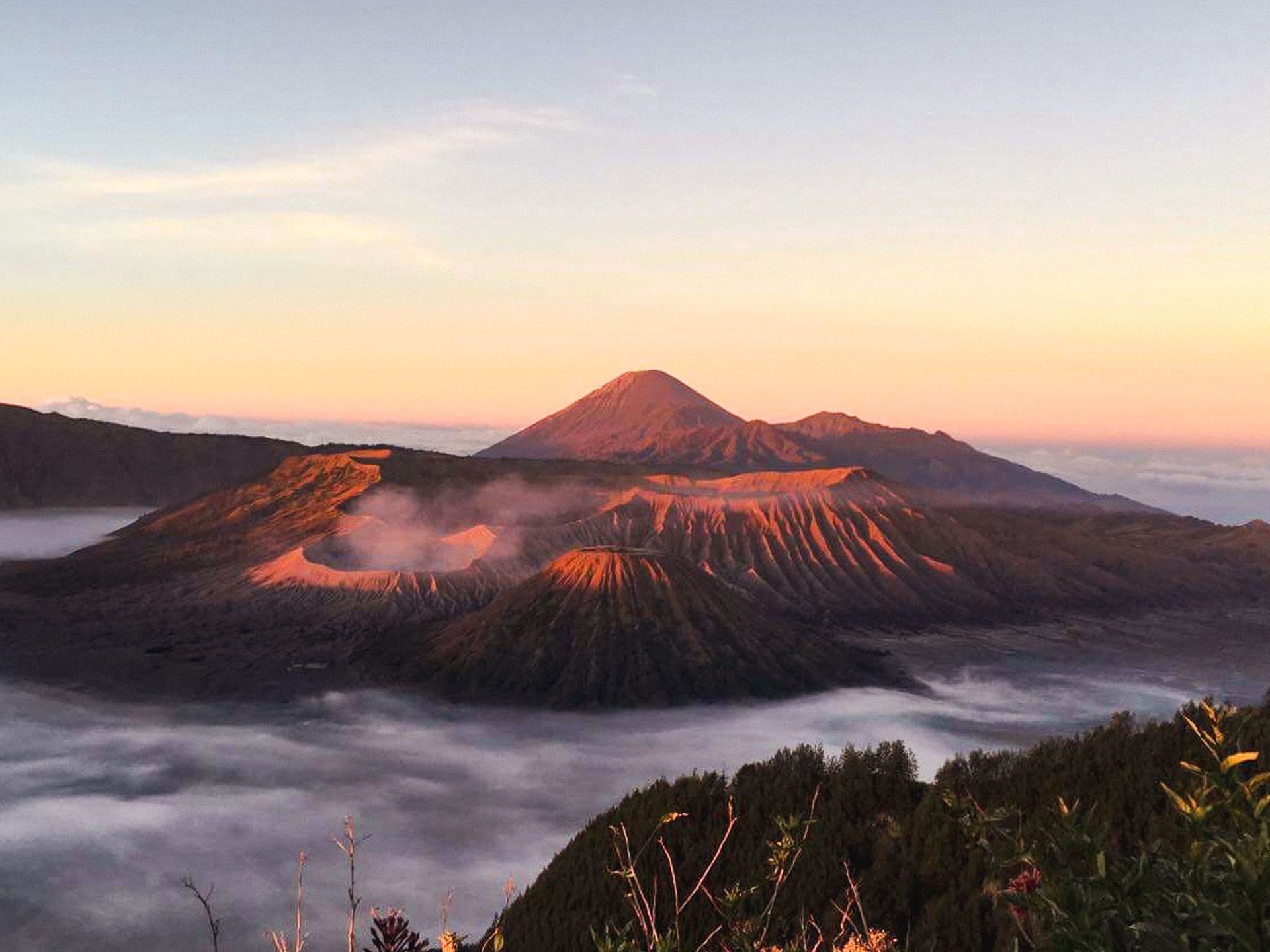 Amazing sunrise view of the Mount Bromo in Indonésia.