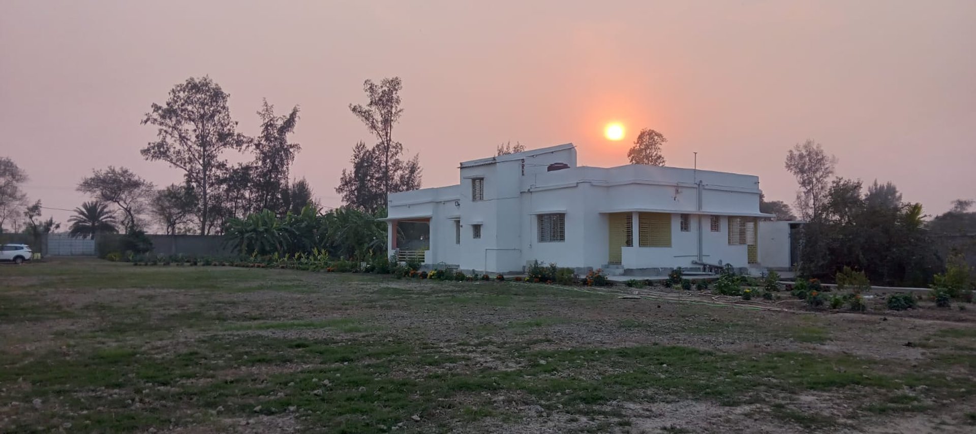 gray computer monitor