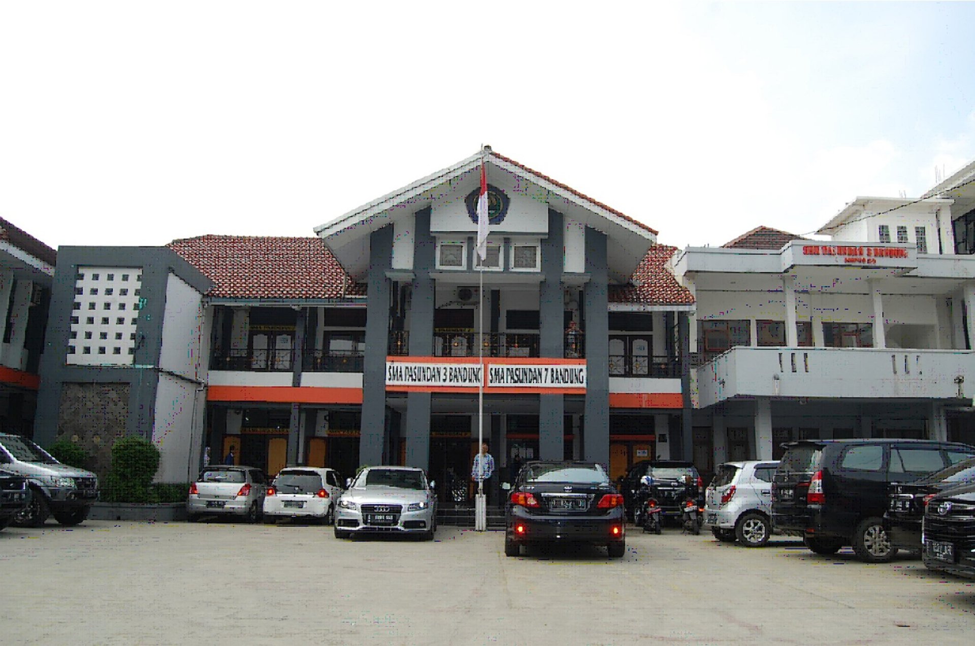 black and white bed linen