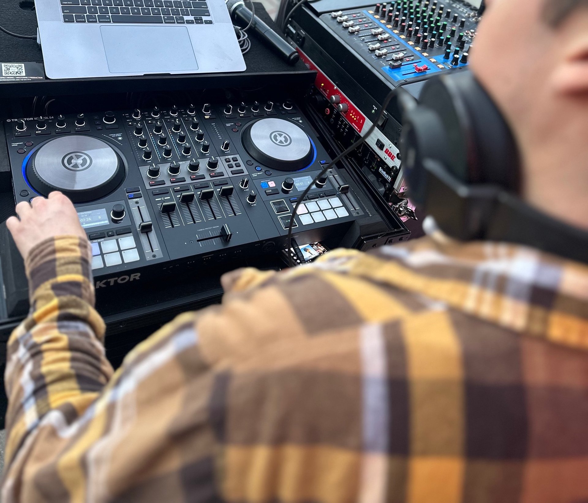 black and white bed linen