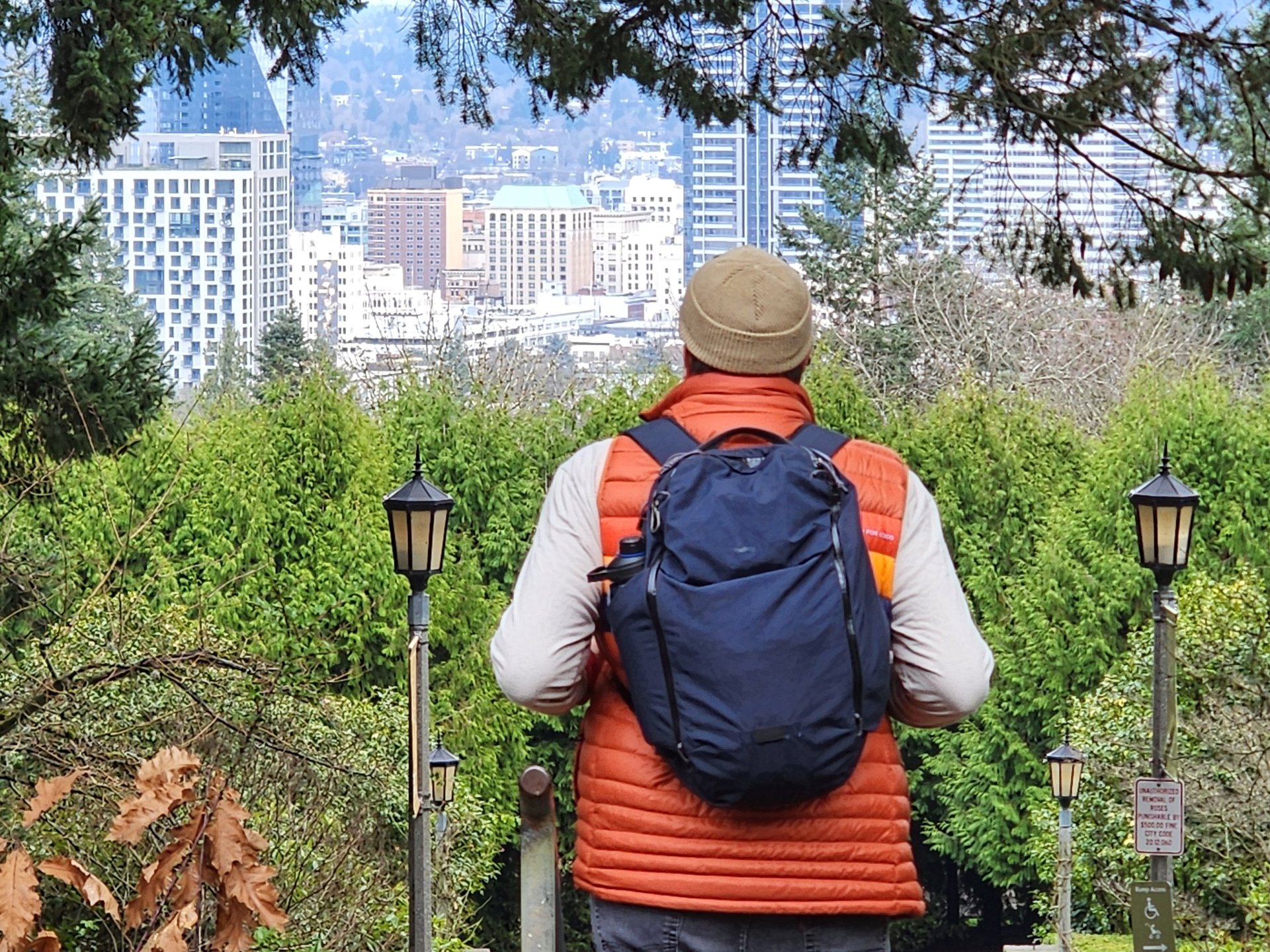 gray computer monitor